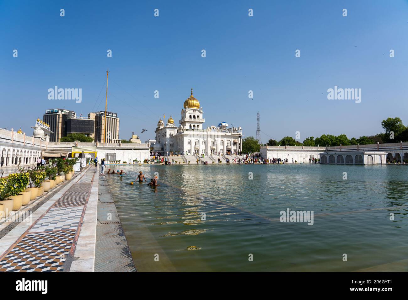 Temple Sikh Gurudwara Bangla Sahib à Delhi Banque D'Images