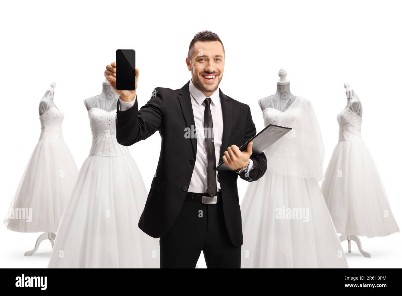 Homme d'affaires avec des documents montrant un téléphone mobile dans une boutique de mariage isolée sur fond blanc Banque D'Images
