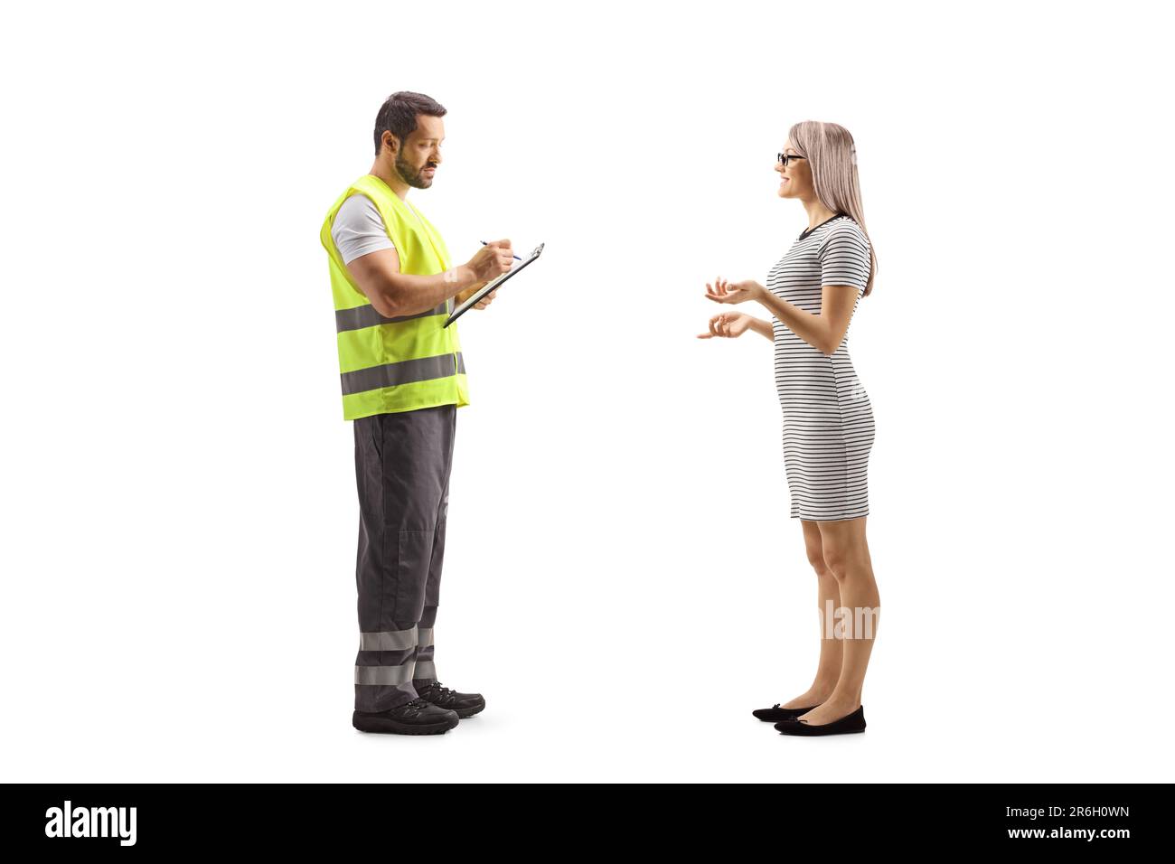 Jeune femme parlant à un agent d'assistance routière dans un gilet réfléchissant isolé sur fond blanc Banque D'Images