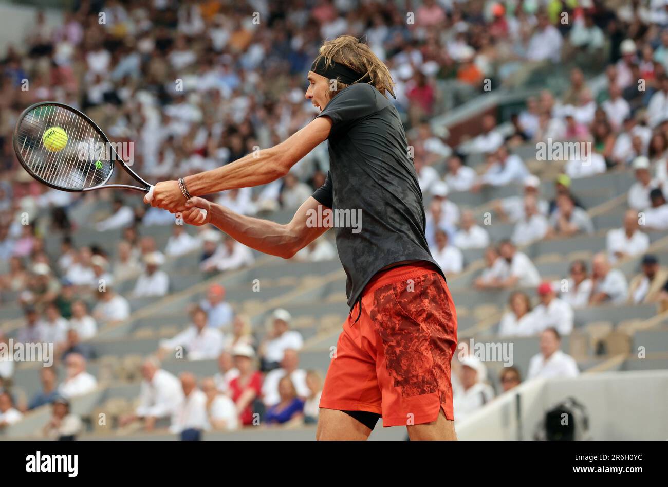 Paris, France. 09th juin 2023. Alexandre Zverev, d'Allemagne, joue contre Casper Ruud, de Norvège, qui a été la quatrième fois, lors de l'Open de tennis français à Paris, en France, vendredi, 9 juin 2023. Ruud a remporté 6-3, 6-4, 6-0 et s'est qualifié pour la finale. Photo de Maya Vidon-White/UPI crédit: UPI/Alay Live News Banque D'Images