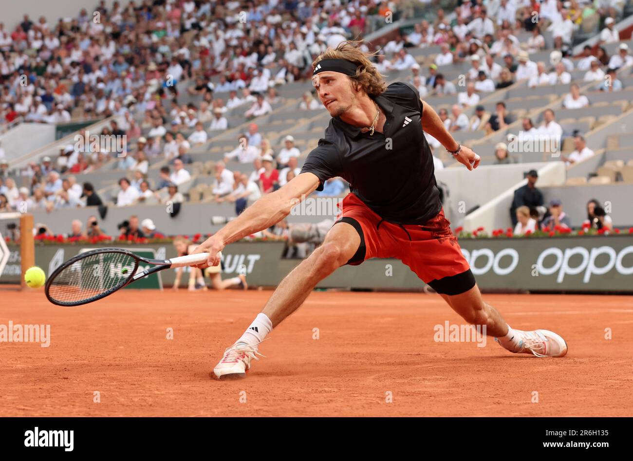 Paris, France. 09th juin 2023. Alexandre Zverev, d'Allemagne, joue contre Casper Ruud, de Norvège, qui a été la quatrième fois, lors de l'Open de tennis français à Paris, en France, vendredi, 9 juin 2023. Ruud a remporté 6-3, 6-4, 6-0 et s'est qualifié pour la finale. Photo de Maya Vidon-White/UPI crédit: UPI/Alay Live News Banque D'Images