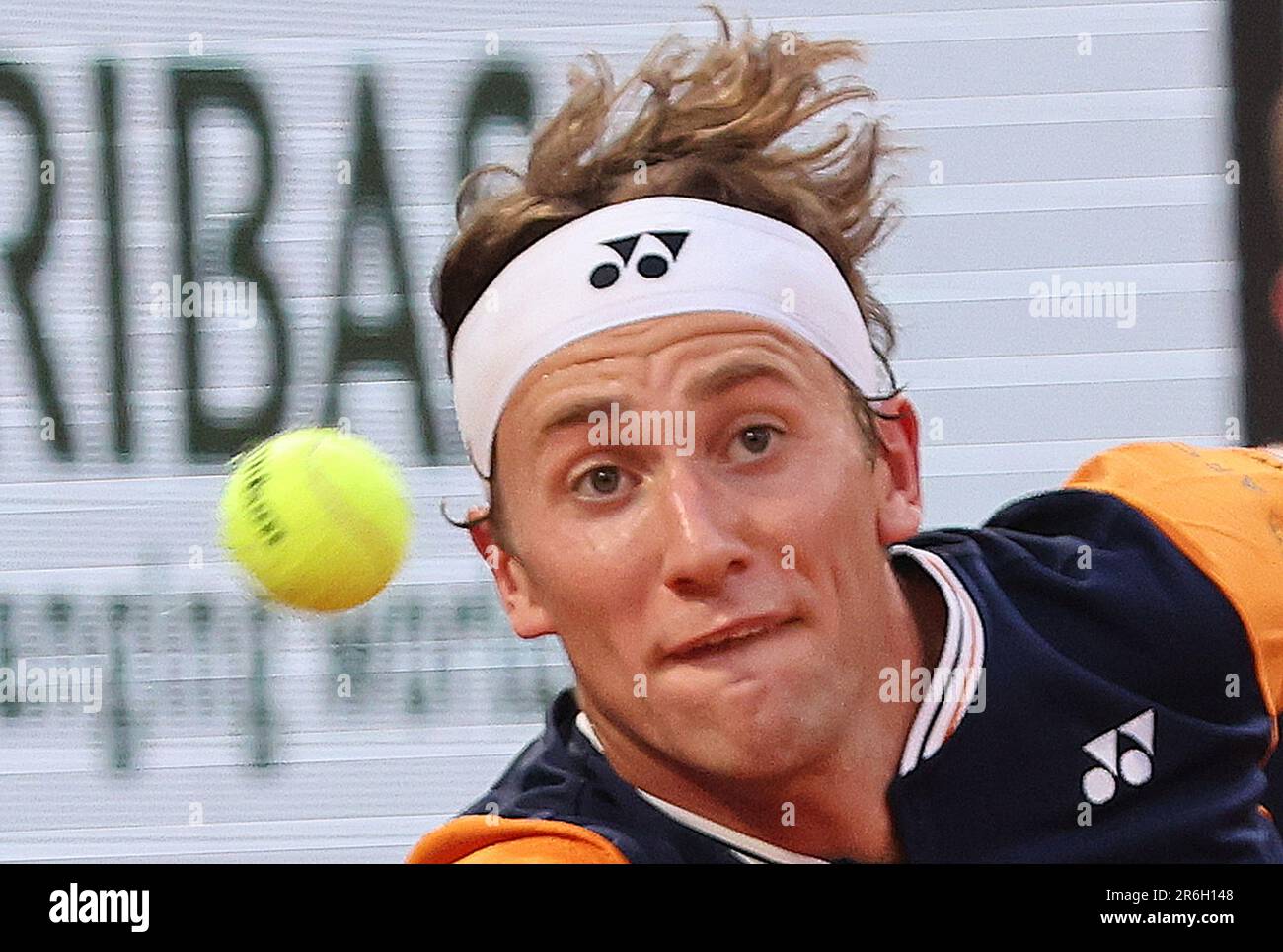 Paris, France. 09th juin 2023. Casper Ruud, de Norvège, qui a été classé quatrième, joue contre Alexandre Zverev, d'Allemagne, à l'Open de tennis français à Paris, en France, vendredi, 9 juin 2023. Ruud a remporté 6-3, 6-4, 6-0 et s'est qualifié pour la finale. Photo de Maya Vidon-White/UPI crédit: UPI/Alay Live News Banque D'Images