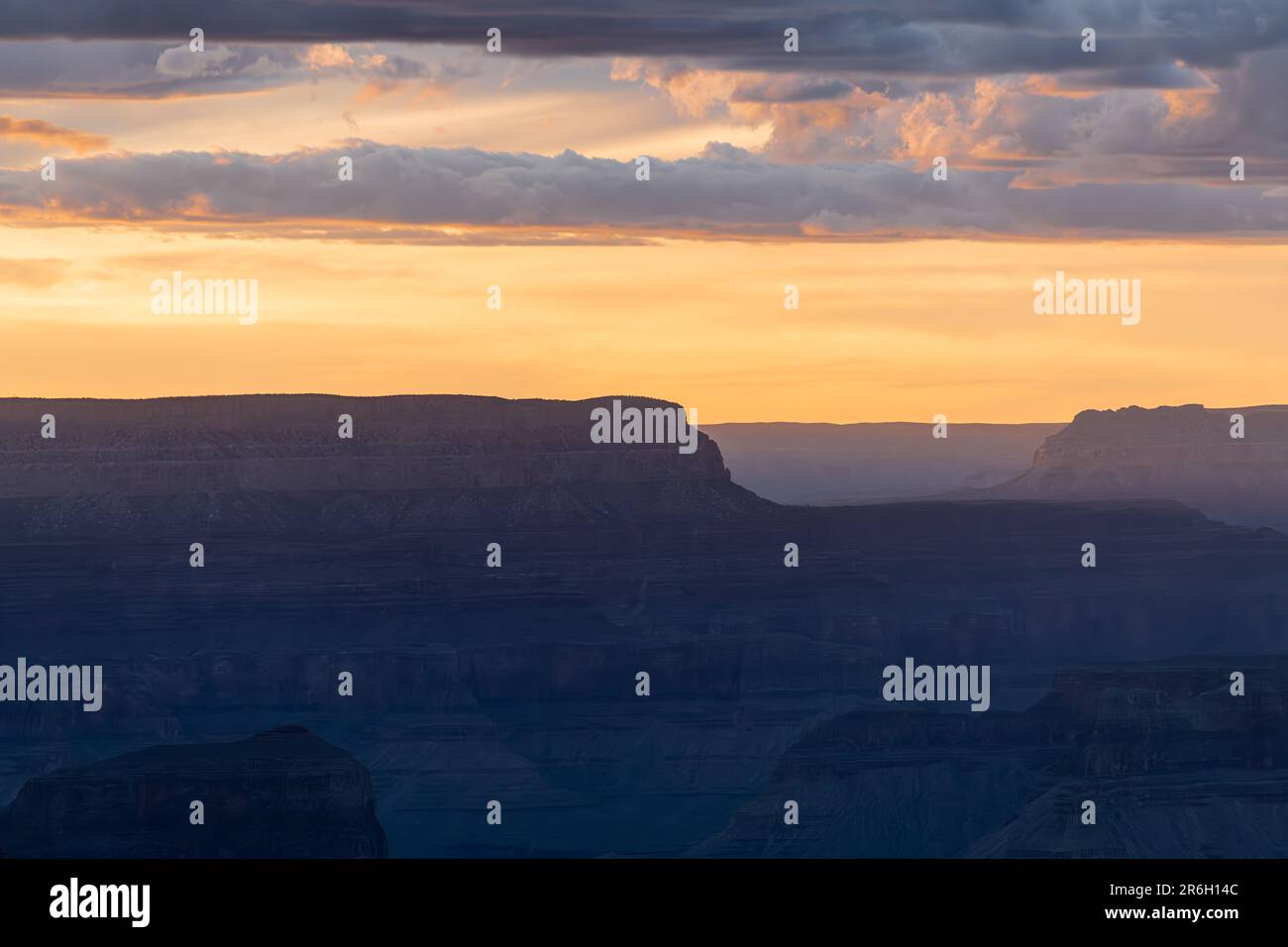 Lever de soleil au grand canyon silhouette voilée et teintes bleu orange jaune Banque D'Images