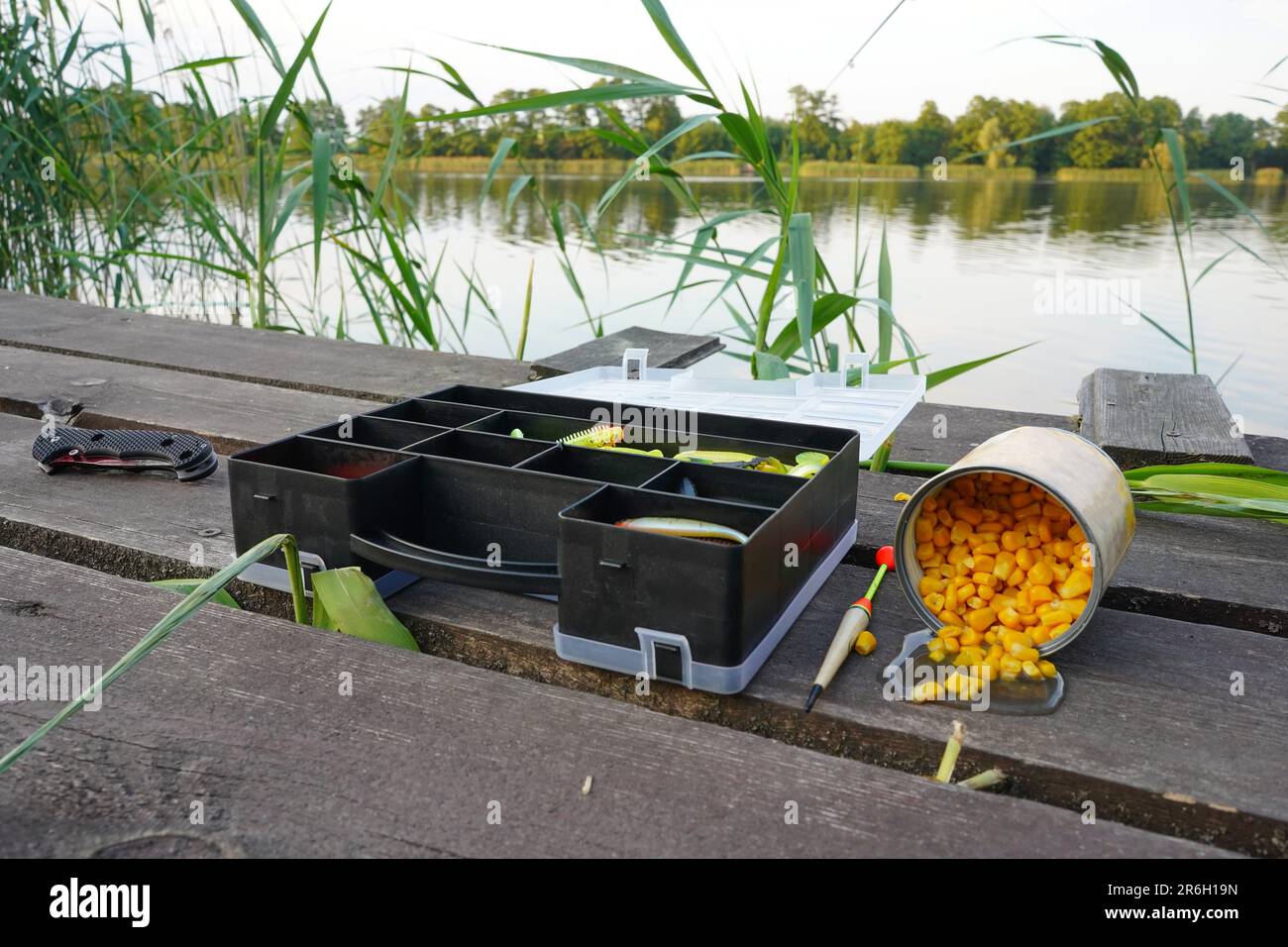 Équipement de pêche sur la jetée en bois avec du maïs juteux. Préparation pour la pêche de nuit. Banque D'Images