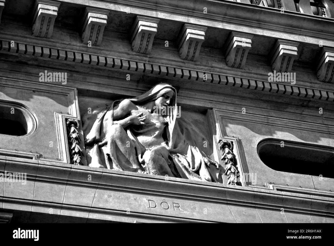 Porto, Portugal - 17 août 2015: Se concentrer sur une sculpture sur la façade du théâtre Porto 'Teatro Nacional São João' en été. Il a ouvert en 1920. Banque D'Images