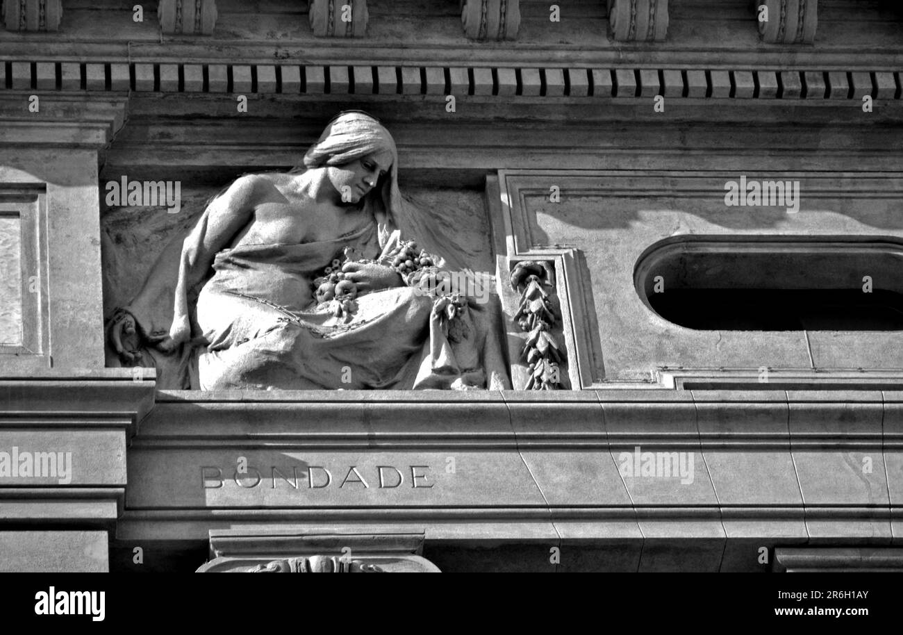 Porto, Portugal - 17 août 2015: Se concentrer sur une sculpture sur la façade du théâtre Porto 'Teatro Nacional São João' en été. Il a ouvert en 1920. Banque D'Images