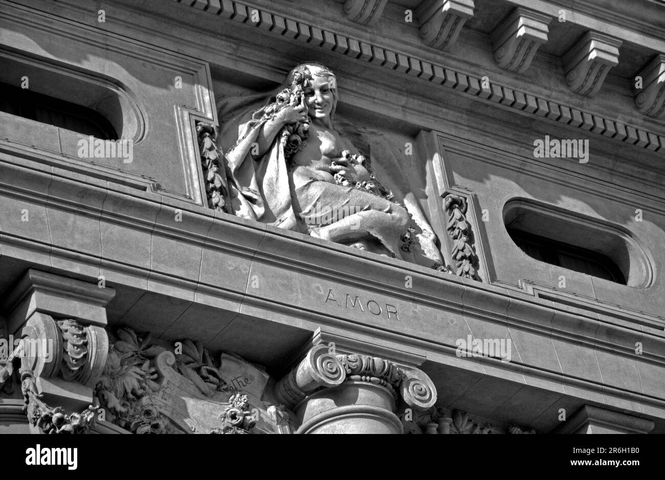 Porto, Portugal - 17 août 2015: Se concentrer sur une sculpture sur la façade du théâtre Porto 'Teatro Nacional São João' en été. Il a ouvert en 1920. Banque D'Images