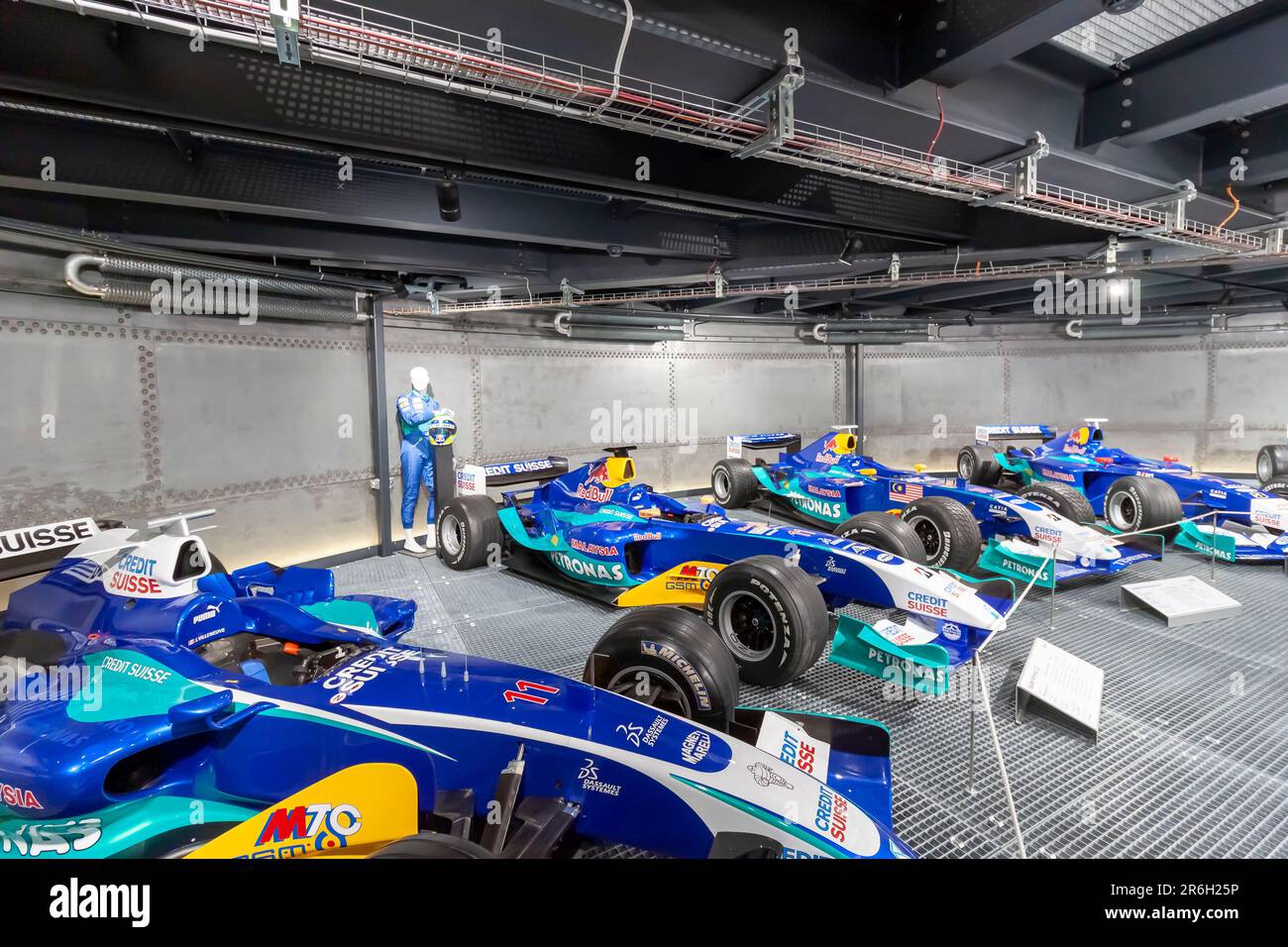 ROMANSHORN, SUISSE - 4 JUIN 2023 : voitures de course Sauber Petronas dans un musée privé de la voiture à Romanshorn, Suisse Banque D'Images