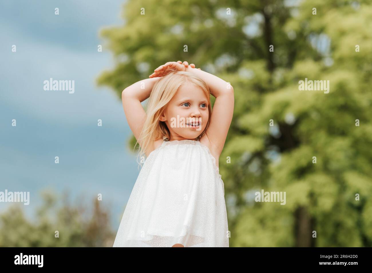 Portrait extérieur de petite fille mignonne aux cheveux blonds Banque D'Images