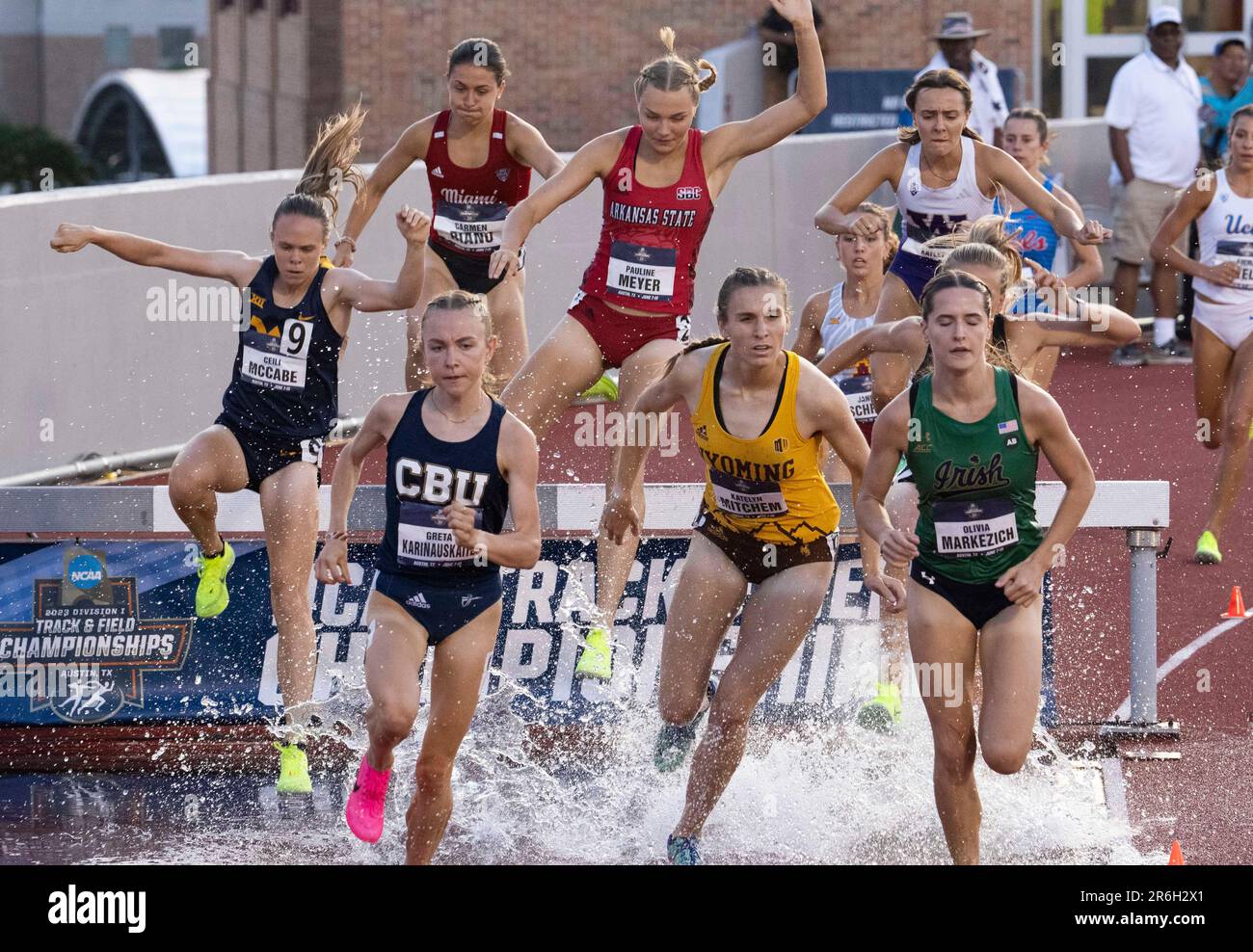 L'action au saut d'eau des demi-finales de steeplechase de 3 000 mètres pour femmes des Championnats de piste et de terrain de la division 1 de la NCAA à Austin sur 8 juin 2023. Crédit : Bob Daemmrich/Alay Live News Banque D'Images