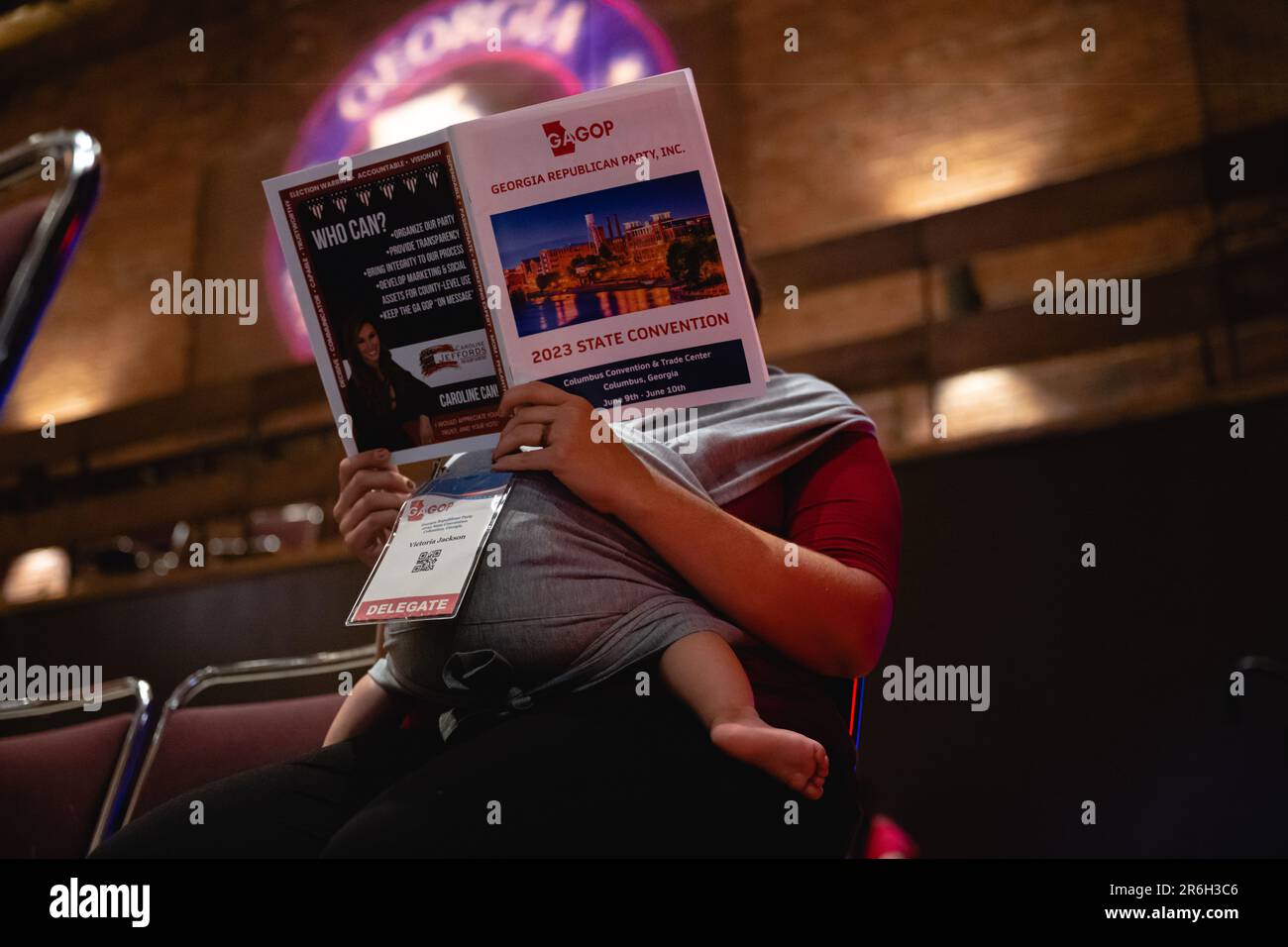 COLUMBUS, GA: Une personne avec un bébé prêt un programme d'événement pendant la convention d'Etat GOP de Géorgie au Centre de congrès et de commerce de Columbus, en Géorgie sur 8 juin 2023. (Photo de Jon Cherry pour le New York Times) GA GOP convention Credit: SIPA USA/Alay Live News Banque D'Images