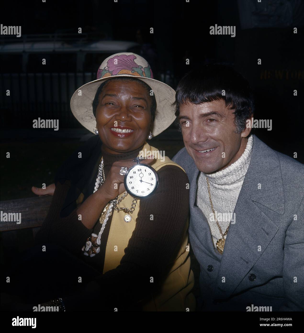 PEARL BAILEY et son mari, le batteur de jazz LOUIE BELLSON, ont réalisé un portrait franc dans le parc de Leicester Square, à Londres, sur 1 septembre 1972 lorsqu'elle était à Londres pour se présenter en concert à la discothèque Talk of the Town. Banque D'Images