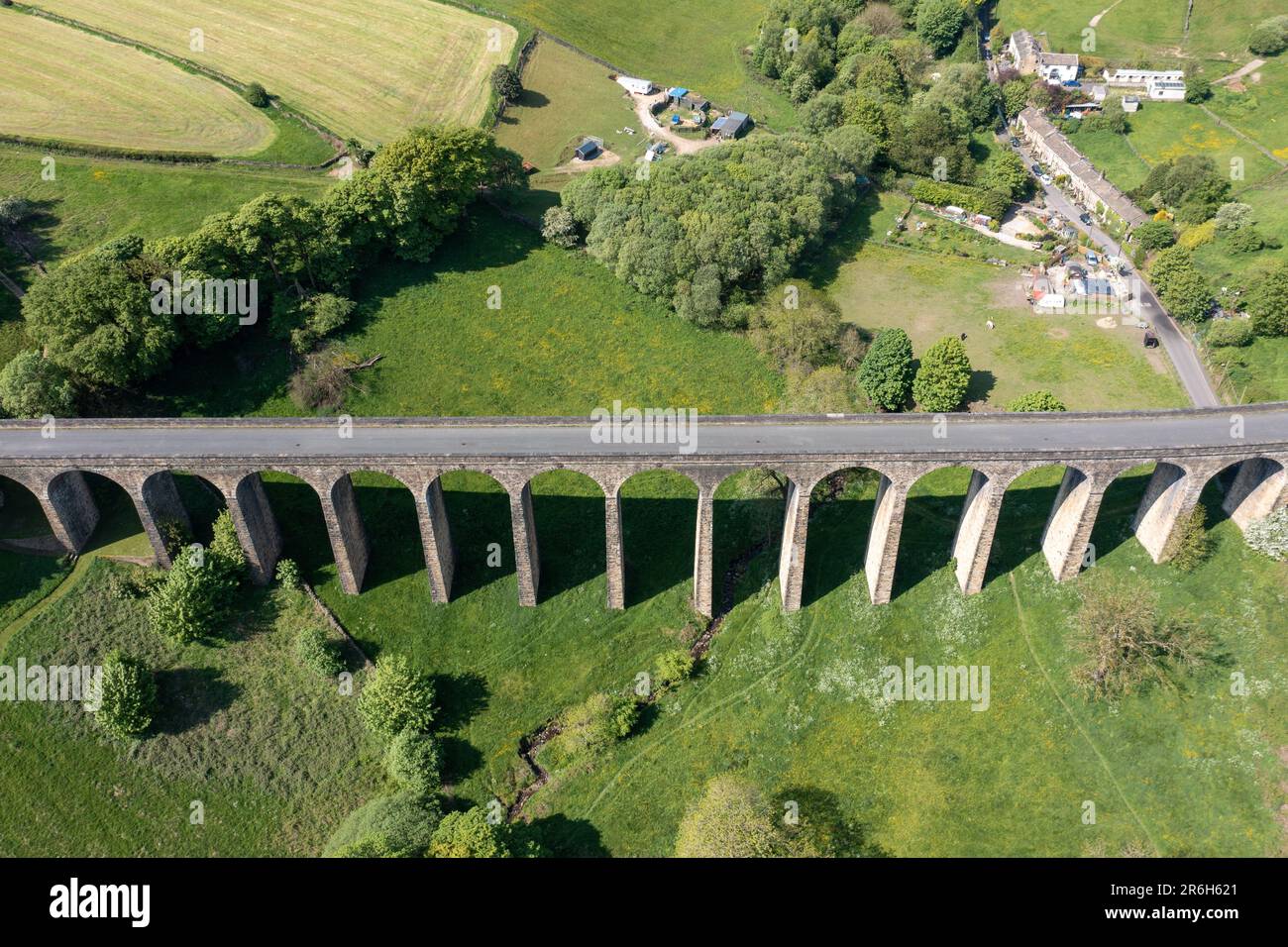 Photo de drone aérienne de la ville de Thornton qui est un village dans le quartier métropolitain de la ville de Bradford, dans le West Yorkshire, Angleterre spectacle Banque D'Images