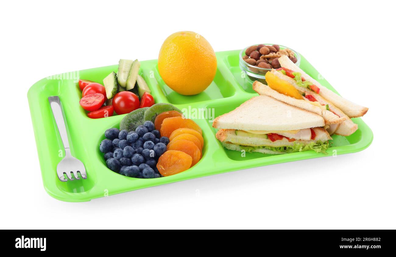 Plateau de service avec des aliments sains savoureux isolés sur blanc. Dîner scolaire Banque D'Images
