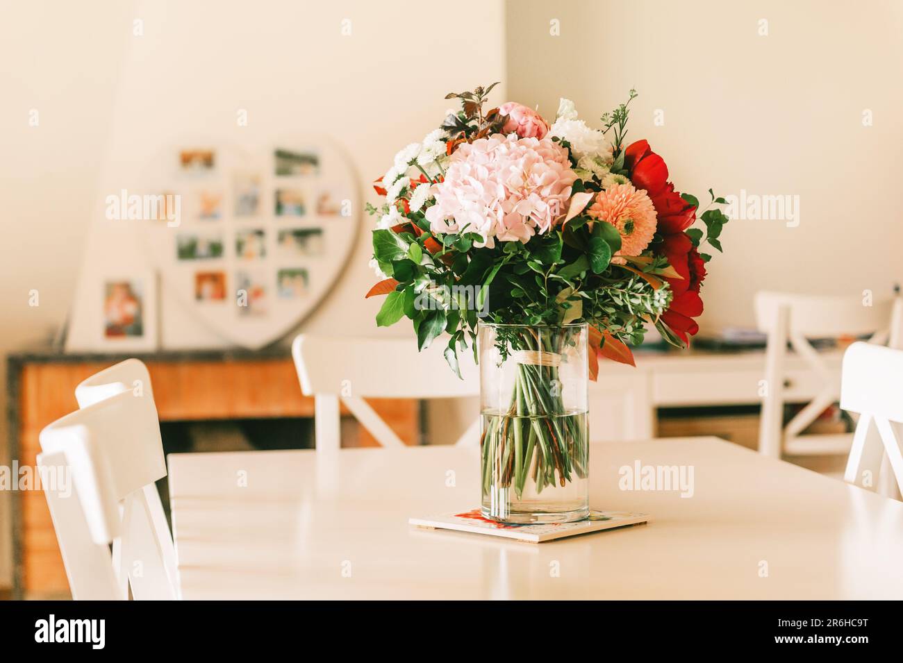 Beau bouquet de fleurs d'été dans un vase sur la table dans le salon Banque D'Images