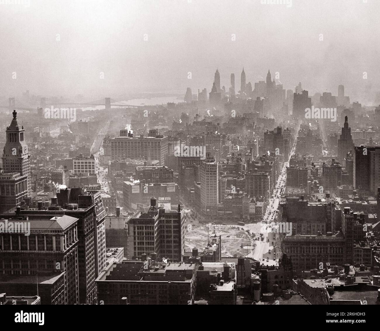 1940S VUE SUR UNION SQUARE ET LE CENTRE-VILLE DEPUIS LE SOMMET DE LA VIE MÉTROPOLITAINE TOWER NEW YORK CITY NY USA - Q45954 CPC001 HARS ADVENTURE PROPERTY UNION AND NYC REAL ESTATE NEW YORK STRUCTURES VILLES METROPOLITAN EDIFICE NEW YORK CITY 14TH STREET PANORAMIQUE NOIR ET BLANC PONT DE BROOKLYN EAST RIVER GRATTE-CIELS À L'ANCIENNE Banque D'Images