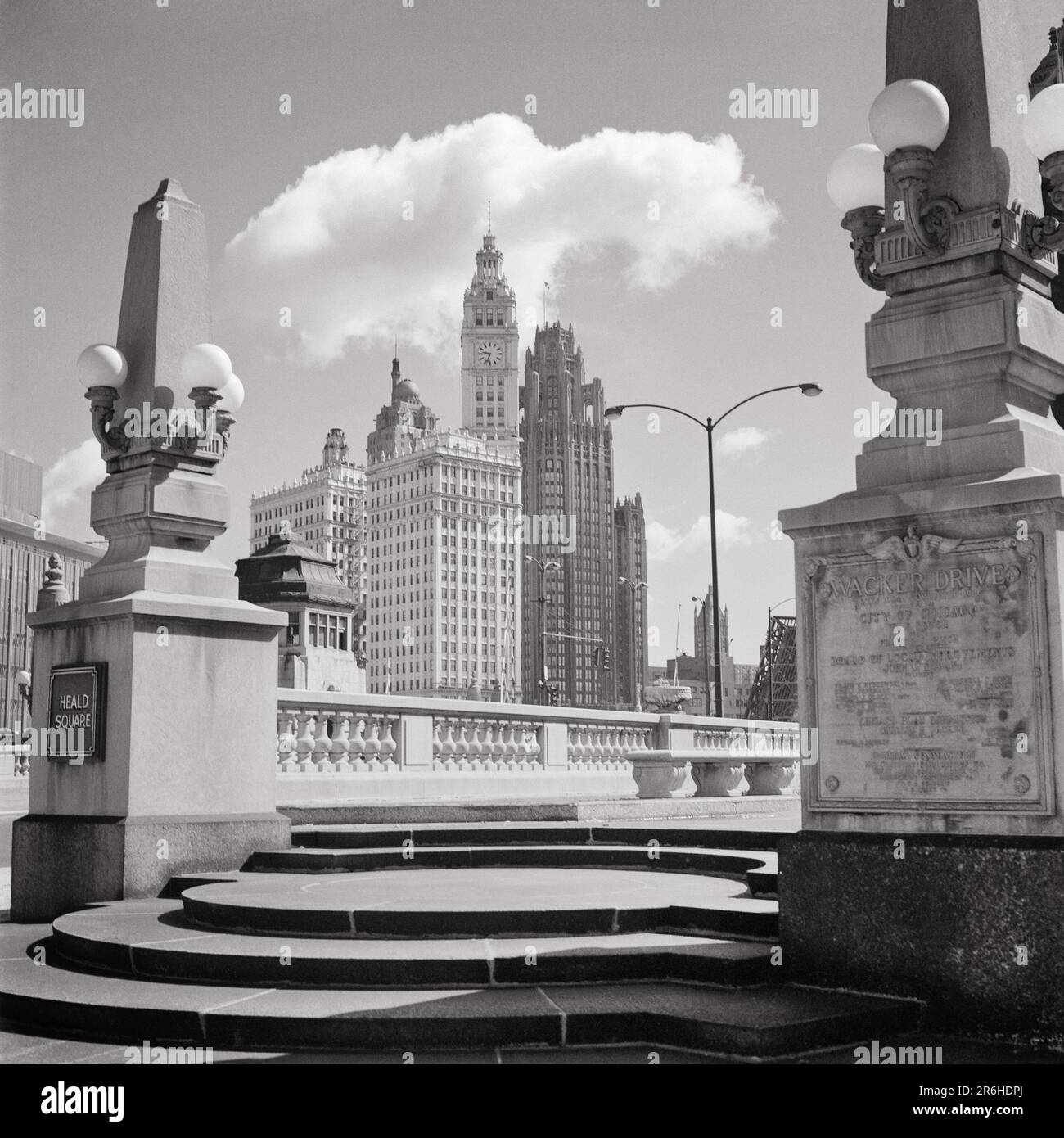 1950S GROUPES DE BÂTIMENTS VUS DE LA PLACE HEALD INCLUENT LE BÂTIMENT WRIGLEY ET LA TOUR TRIBUNE CHICAGO ILLINOIS USA - Q57528 CPC001 HARS VILLE VENTEUSE CHICAGOLAND VILLE DES GRANDS ÉPAULES CRÉATIVITÉ ILLINOIS TRIBUNE NOIR ET BLANC IL LAMPADAIRES MIDWEST OLD FASHIONED WRIGLEY Banque D'Images