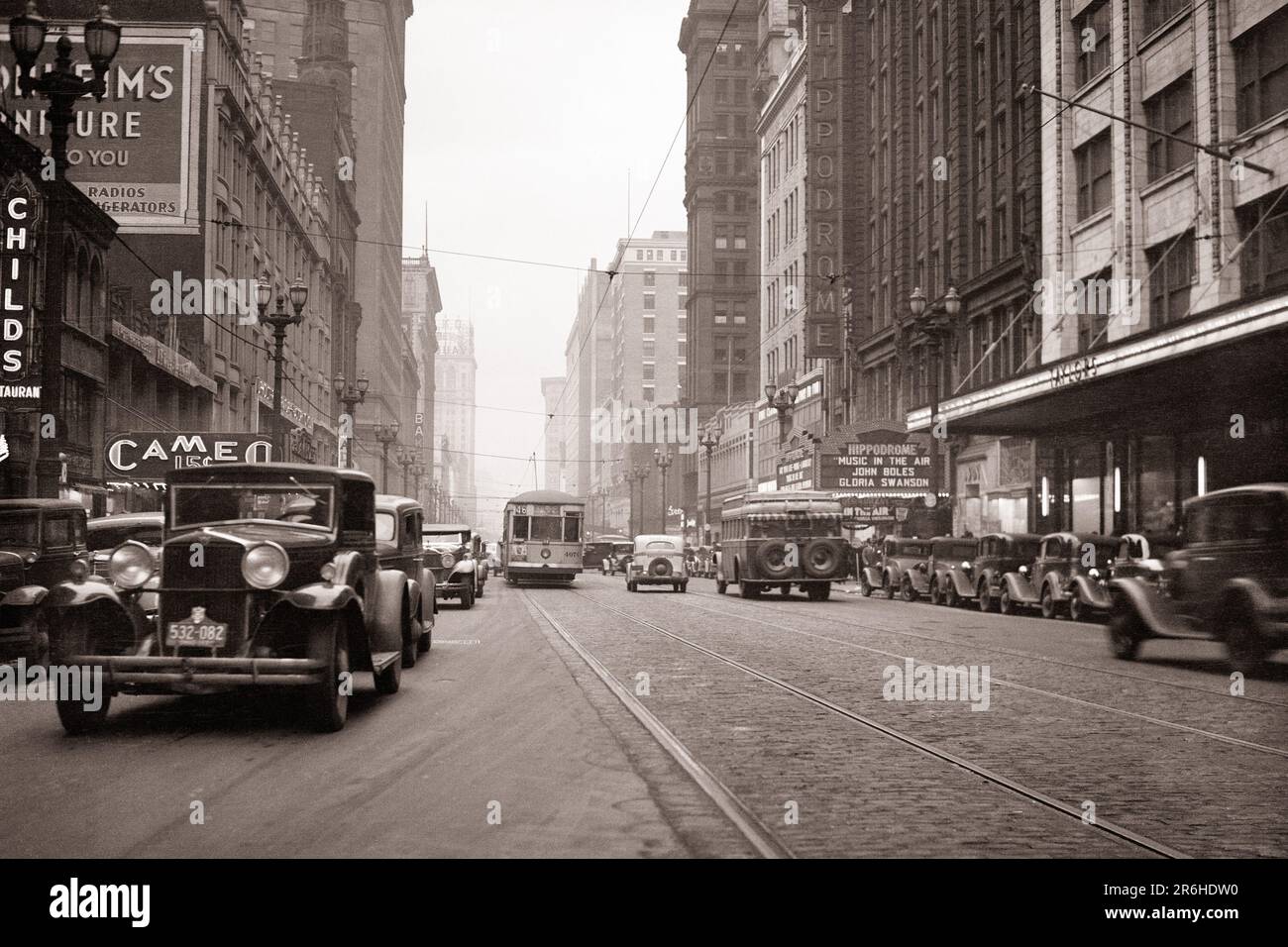 1930S SHOPPING THEATRE DISTRICT MARQUEE MONTRANT 1934 FILMS DE MUSIQUE DANS L'AIR GLORIA SWANSON EUCLID AVENUE CLEVELAND OHIO USA - Q74158 CPC001 HARS AUTOS LOW ANGLE GRAND MAGASIN TROLLEY CLEVELAND AUTOMOBILES VILLES VÉHICULES HIPPODROME OHIO 1934 NOIR ET BLANC QUARTIER À L'ANCIENNE ÉTATS D'AMÉRIQUE Banque D'Images