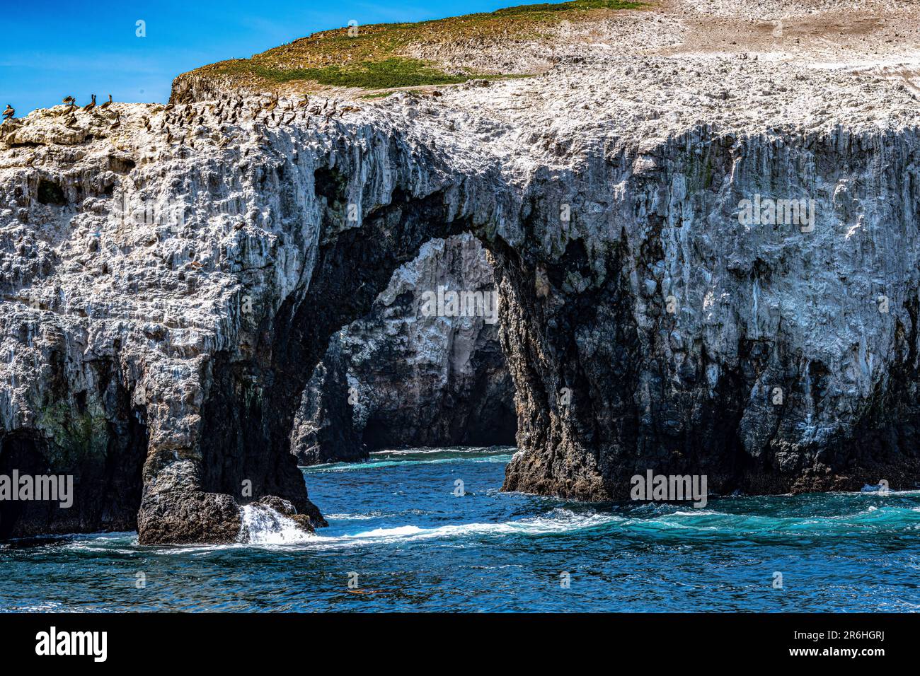 Vue sur Arch Rock sur l'île d'Anacapa depuis un bateau dans le parc national des îles Anglo-Normandes Banque D'Images