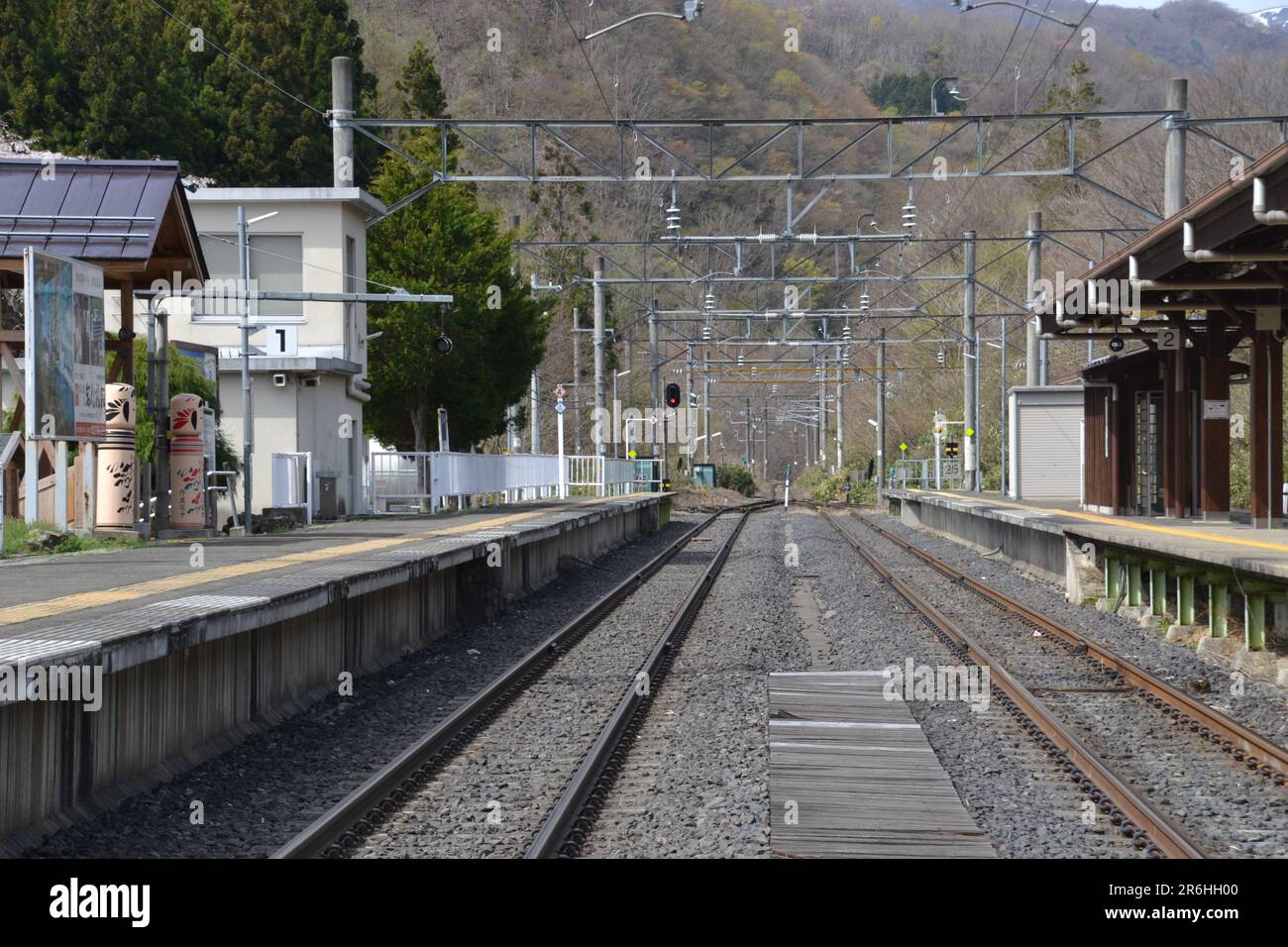 Les plates-formes vides à la gare de Sakunami de Japan Rail dans les montagnes près de Sendai est propre et ordonné, n'a pas de train mais a des poupées kokeshi locales Banque D'Images