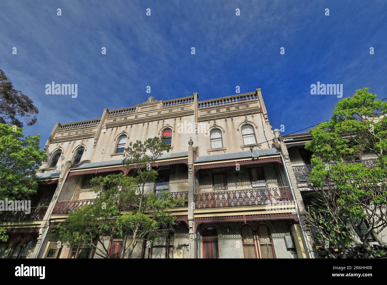 695 rangées de trois maisons en terrasse de style filigree victorien, étalées verticalement sur Ormond Street, Paddington. Sydney-Australie. Banque D'Images