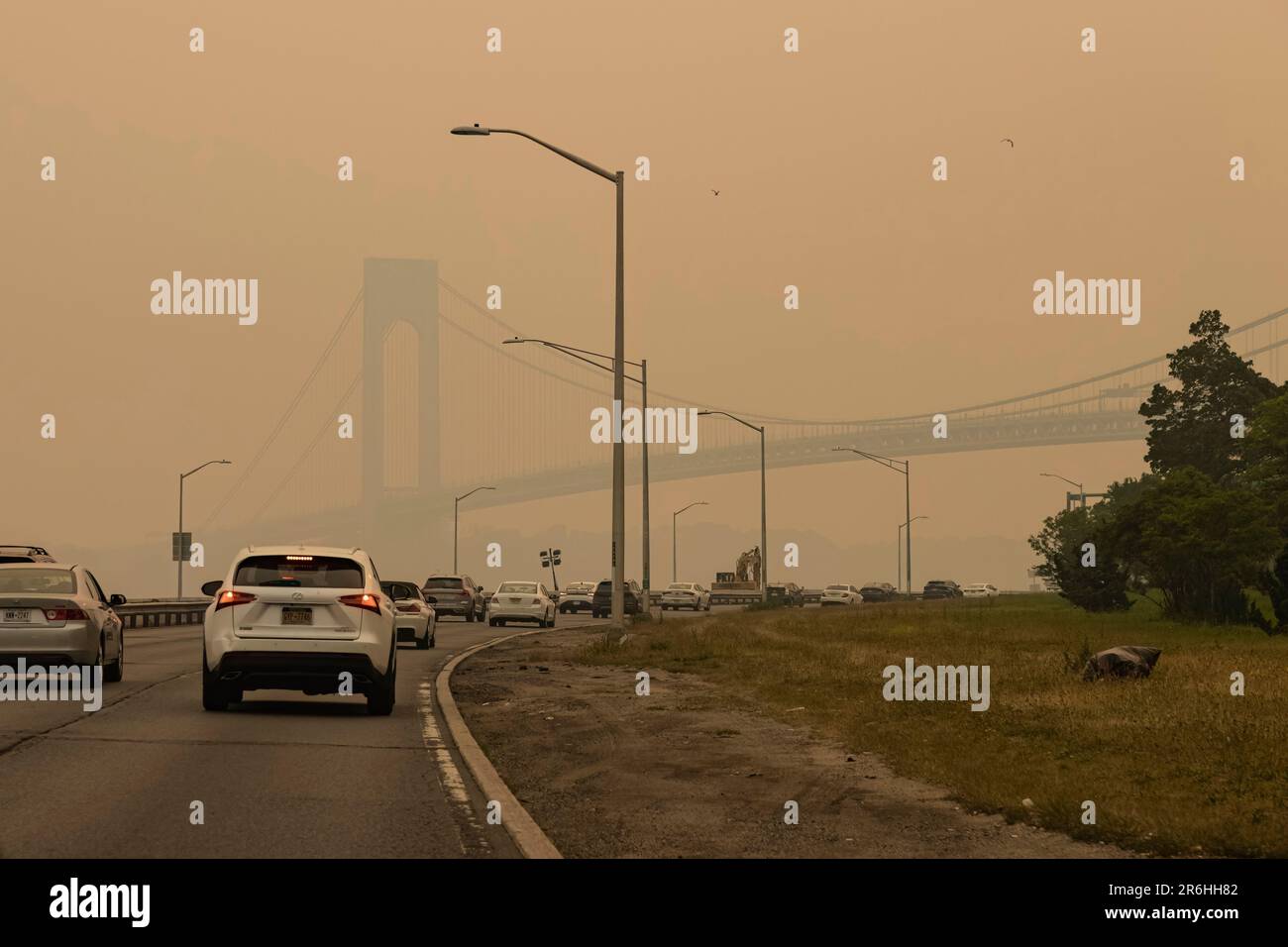 Vue sur le pont Verrazzano-Narrows et la ville de New York, surpassée par une épaisse fumée orange des feux de forêt du Québec Banque D'Images