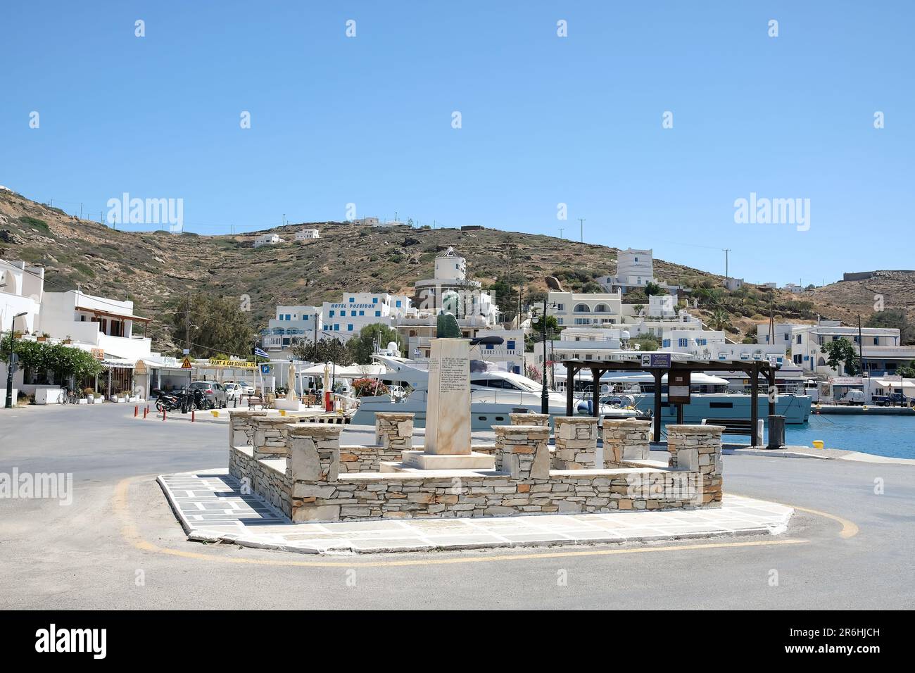 IOS, Grèce - 18 mai 2021 : vue d'un tour avec la statue de l'Homme le poète, et le port d'iOS Grèce en arrière-plan Banque D'Images