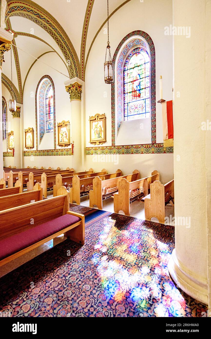 Image verticale d'une allée latérale à l'intérieur de la basilique de la cathédrale Saint-Laurent François d'Assise à Santa Fe, Nouveau-Mexique, avec un motif coloré ref Banque D'Images