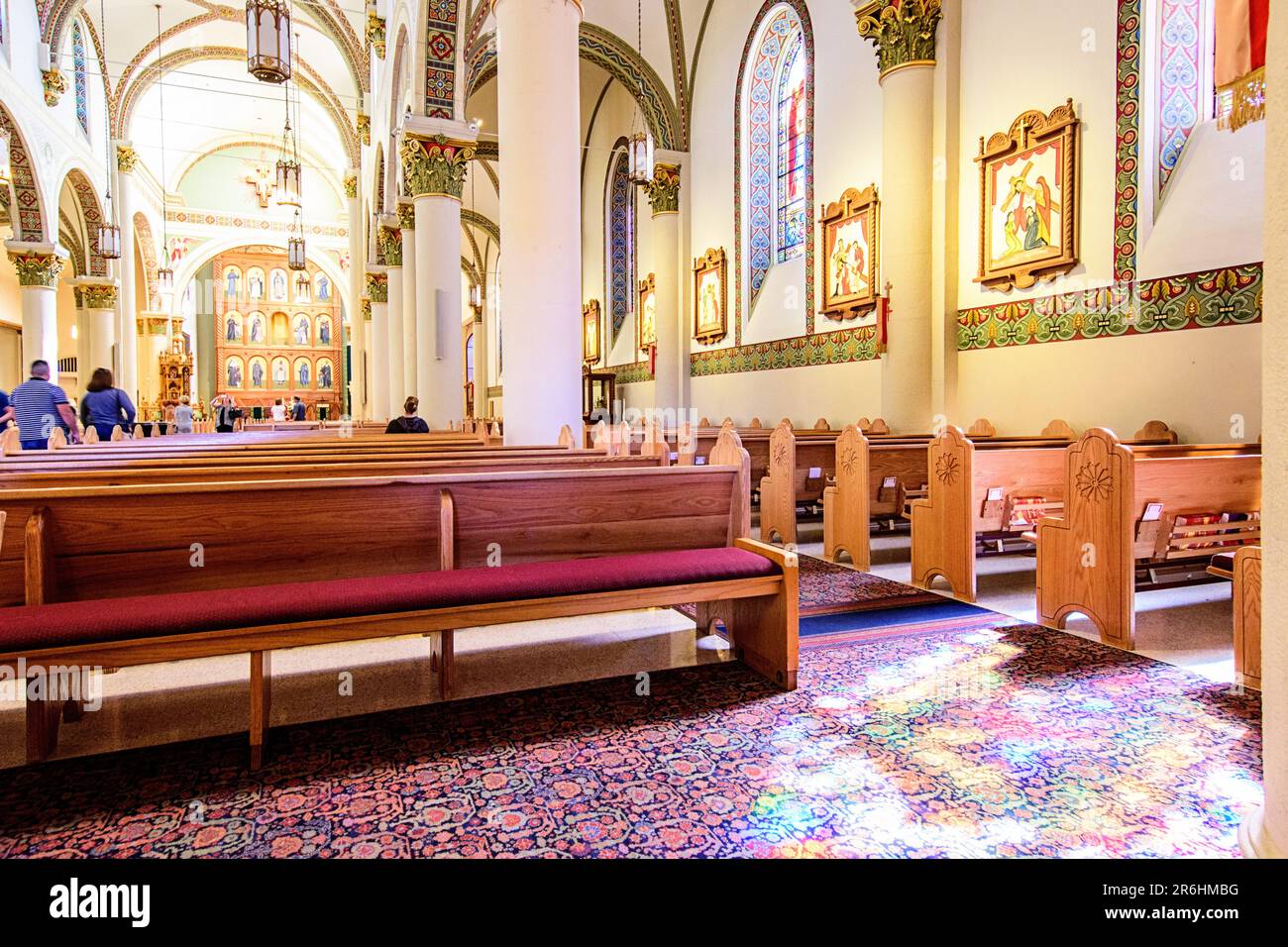 L'intérieur orné de la basilique de la cathédrale Saint-Laurent François d'Assise à Santa Fe, Nouveau-Mexique, avec vitraux, hauts plafonds voûtés, et Banque D'Images