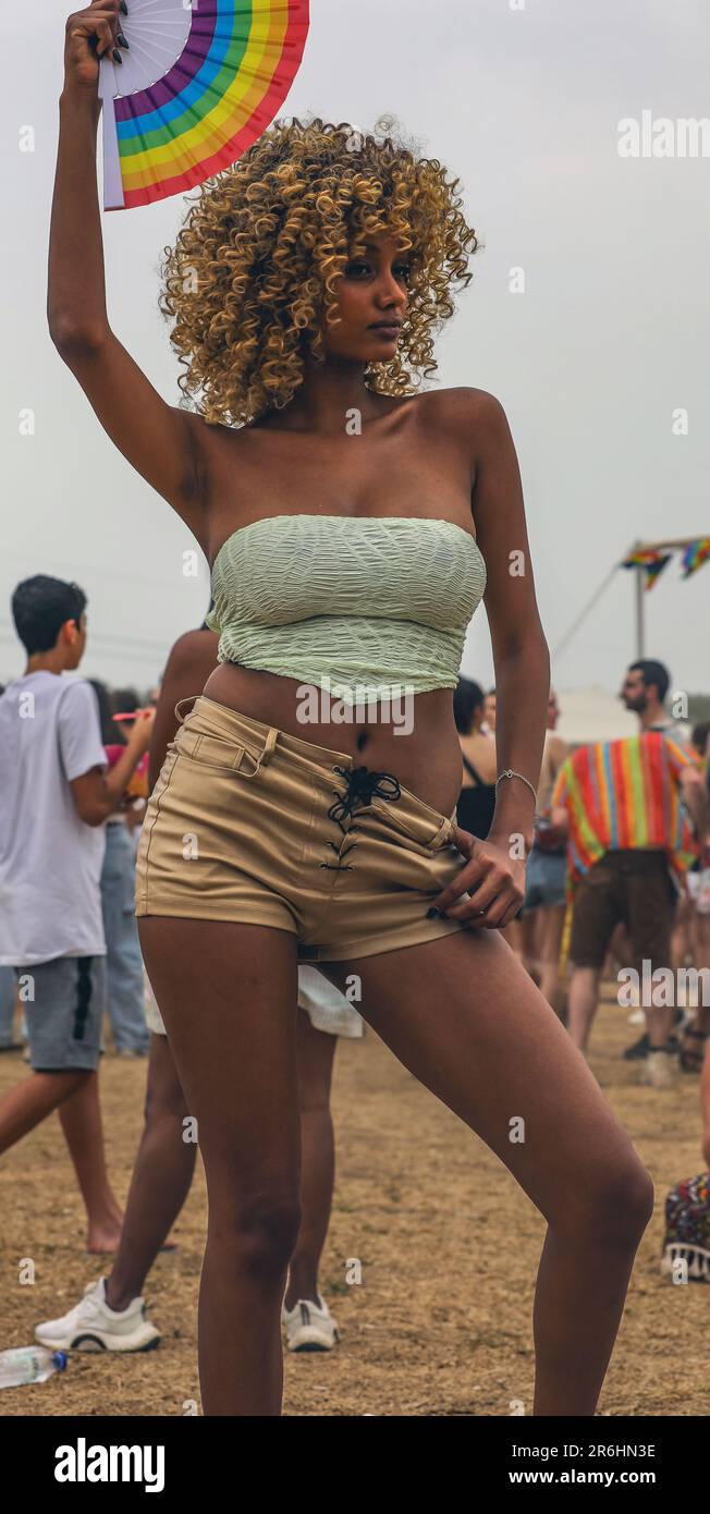 Tel Aviv, Israël. 9th juin 2023. Une jeune femme éthiopienne danse tout en tenant un ventilateur aux couleurs de l'arc-en-ciel. Elle porte une chemise ventrale et un pantalon court. Credit: Yoram Biberman/Alamy Live News. Banque D'Images