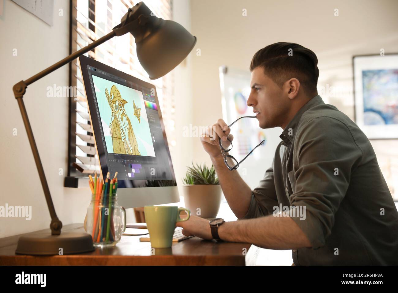 Animator travaillant à la table. Ordinateur moderne avec illustration à l'écran Banque D'Images