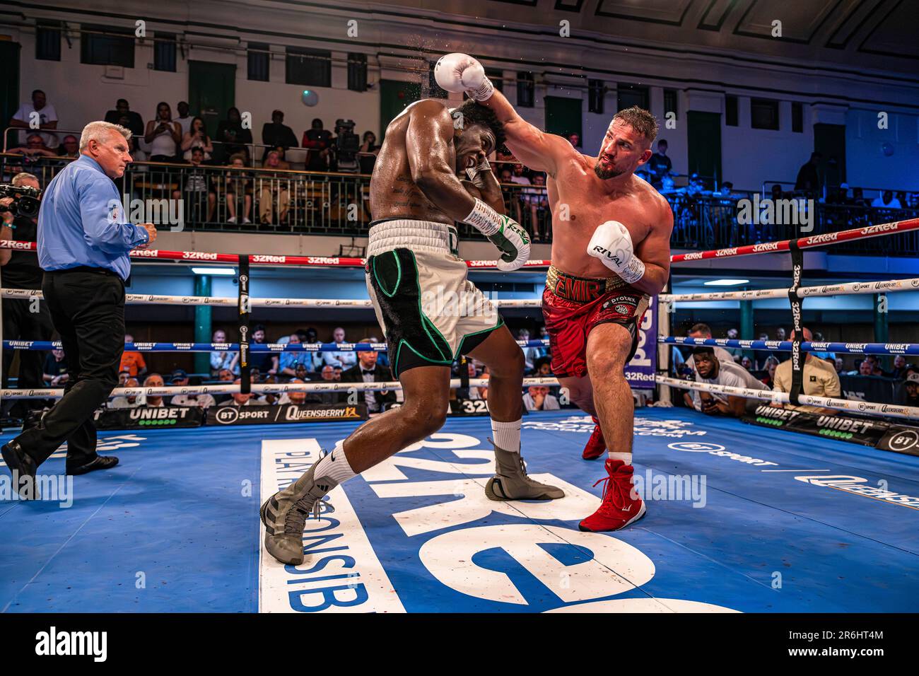 LONDRES, ROYAUME-UNI. 09 juin 2023. David Adeleye vs Emir Ahmatovic - WBO titre de poids lourd européen pendant Adeleye vs Ahmatovc et la nuit de combat de carte à York Hall vendredi, 09 juin 2023 à LONDRES, ANGLETERRE. Credit: Taka G Wu/Alay Live News Banque D'Images