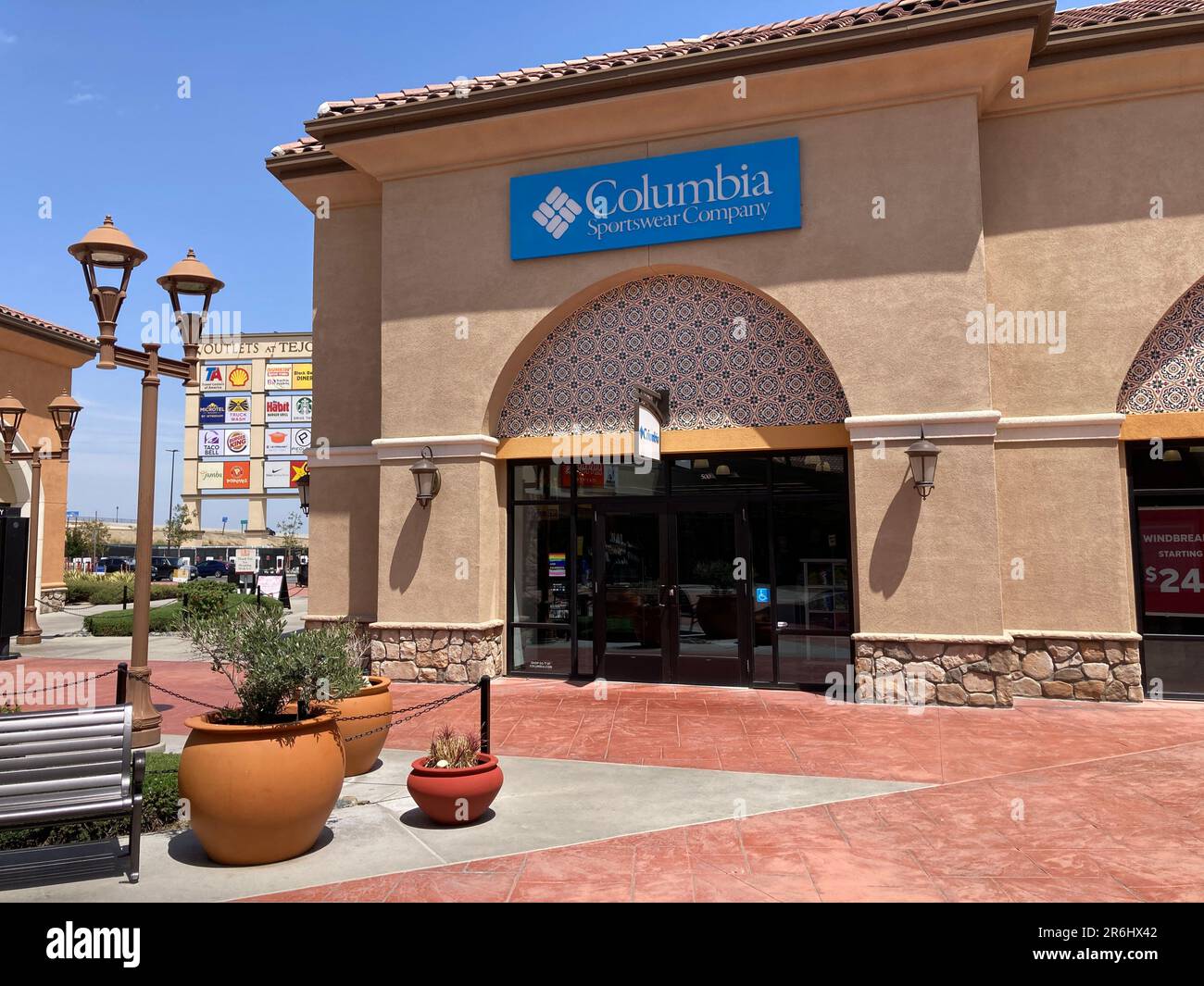 Columbia Sportswear Company signe, logo sur la façade du magasin à Outlets au centre commercial Tejon - Californie, Etats-Unis - 2023 Banque D'Images