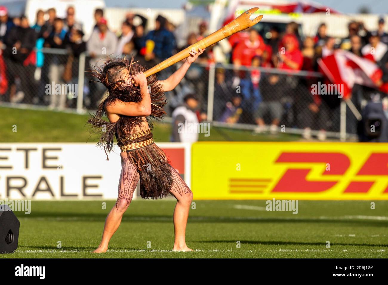 Un guerrier maori accueille les Tonga et les équipes canadiennes sur le terrain pour un match de la coupe du monde de rugby 2011, Northland Events Center, Whangarei, Nouvelle-Zélande, mercredi, 14 septembre 2011. Banque D'Images