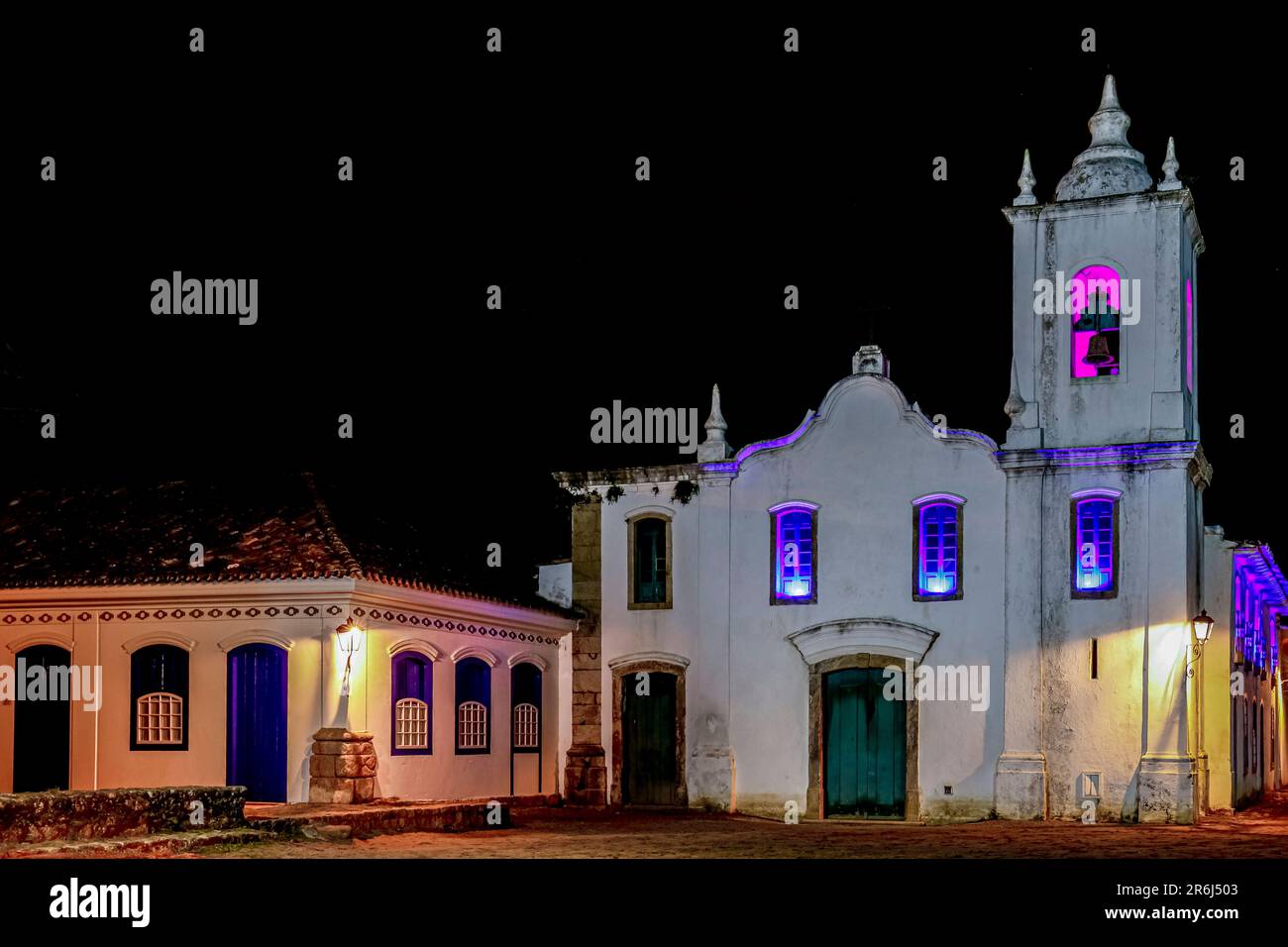 Vue nocturne de l'église illuminée Nossa Senhora das Dores (notre-Dame des Sorrows) dans le centre historique de Paraty, Brésil, patrimoine mondial de l'UNESCO Banque D'Images