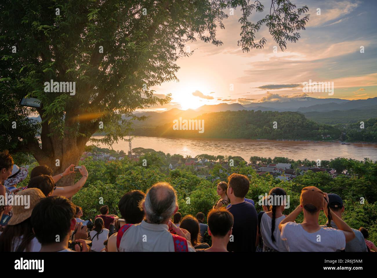 Les touristes regardent le coucher de soleil sur le Mékong depuis la colline de Phou si à Luang Prabang, au Laos. Banque D'Images