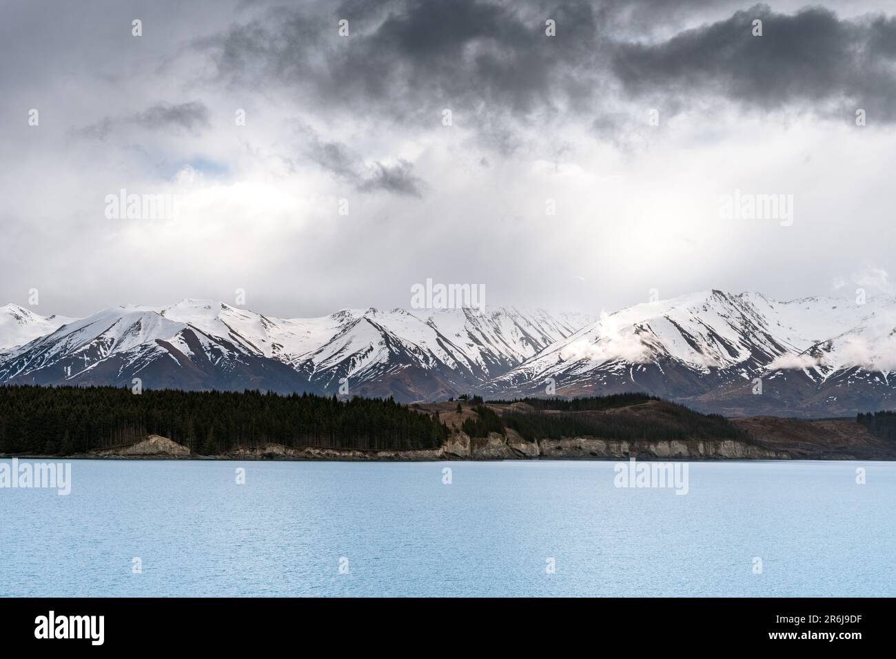 Un paysage pittoresque de l'arrière-plan Aoraki Mount Cook - Lac Pukaki avec ciel bleu et nuages, Île du Sud, Nouvelle-Zélande. Vue depuis le saumon alpin du Mont Cook Banque D'Images