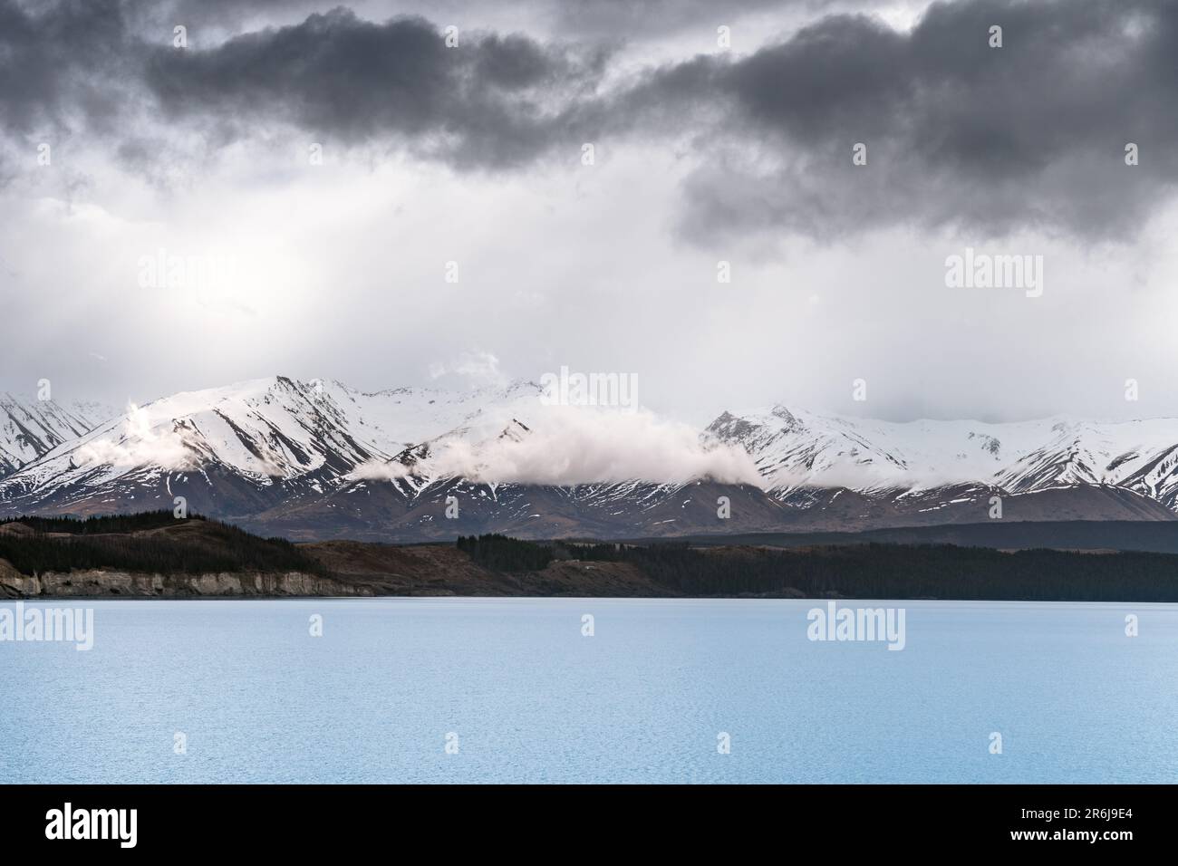 Un paysage pittoresque de l'arrière-plan Aoraki Mount Cook - Lac Pukaki avec ciel bleu et nuages, Île du Sud, Nouvelle-Zélande. Vue depuis le saumon alpin du Mont Cook Banque D'Images