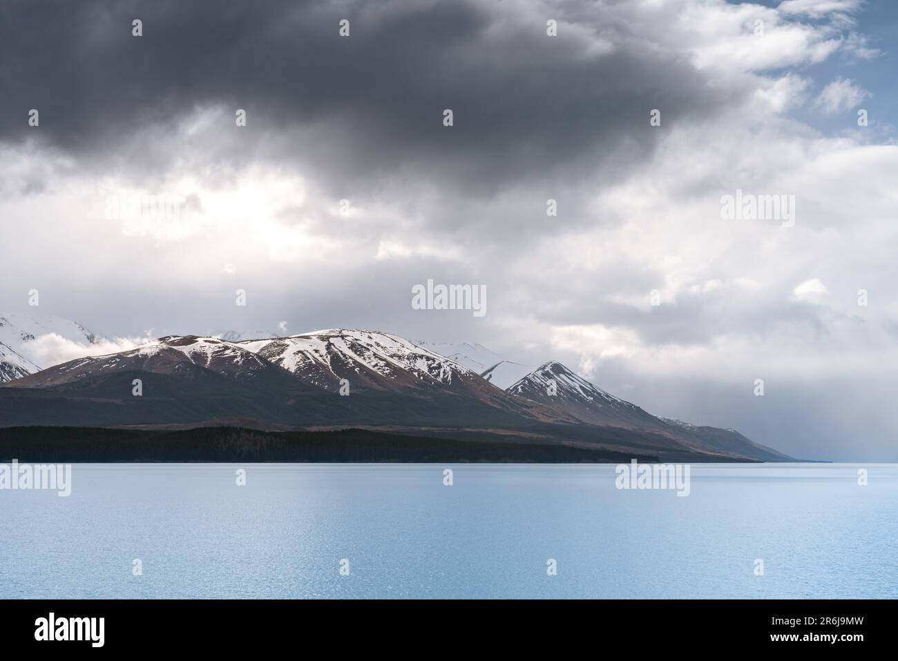 Un paysage pittoresque de l'arrière-plan Aoraki Mount Cook - Lac Pukaki avec ciel bleu et nuages, Île du Sud, Nouvelle-Zélande. Vue depuis le saumon alpin du Mont Cook Banque D'Images