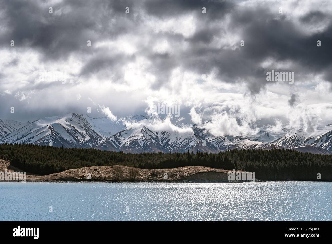 Un paysage pittoresque de l'arrière-plan Aoraki Mount Cook - Lac Pukaki avec ciel bleu et nuages, Île du Sud, Nouvelle-Zélande. Vue depuis le saumon alpin du Mont Cook Banque D'Images