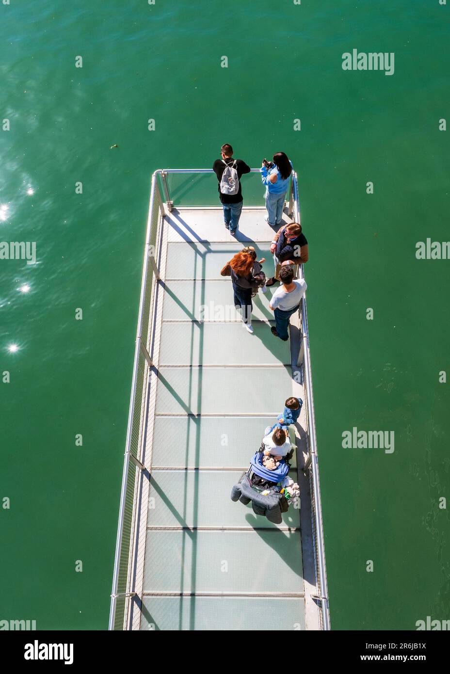 Les personnes marchant le long des passerelles en acier du Musée Centro Botin dans le port de Santander. Banque D'Images