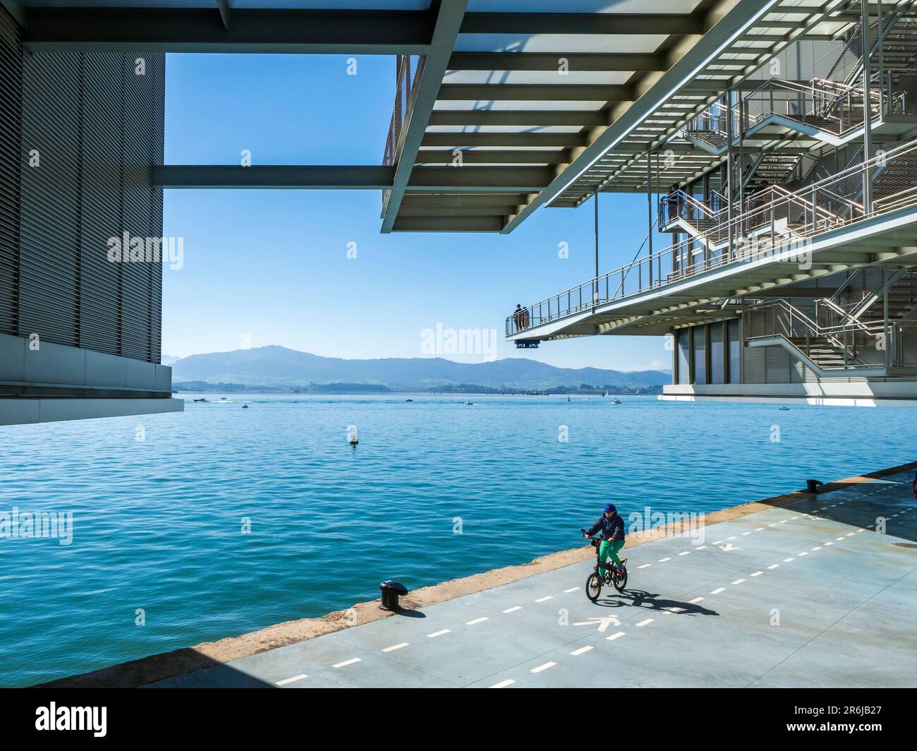 Les personnes marchant le long des passerelles en acier du Musée Centro Botin dans le port de Santander. Banque D'Images