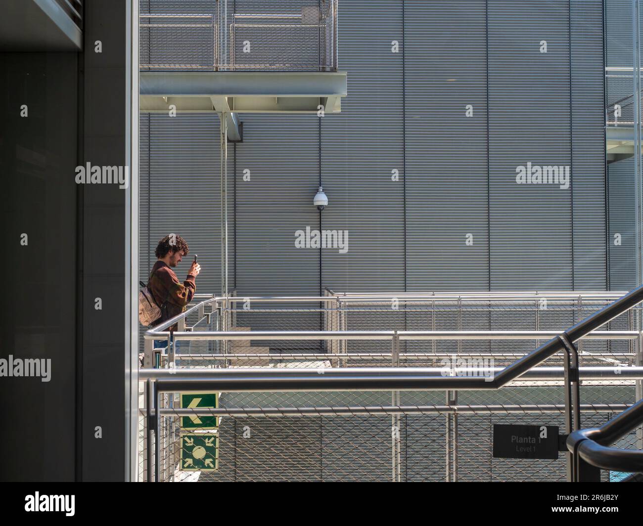 Les personnes marchant le long des passerelles en acier du Musée Centro Botin dans le port de Santander. Banque D'Images