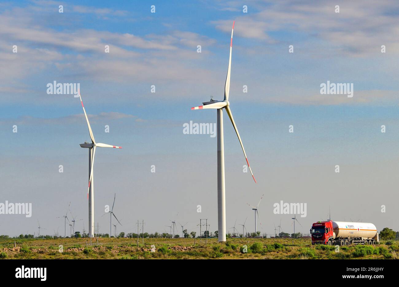 ORDOS, CHINE - 10 JUIN 2023 - photo prise sur 10 juin 2023 montre une ferme éolienne distribuée dans la ville d'Ordos, en Mongolie intérieure, en Chine. Banque D'Images