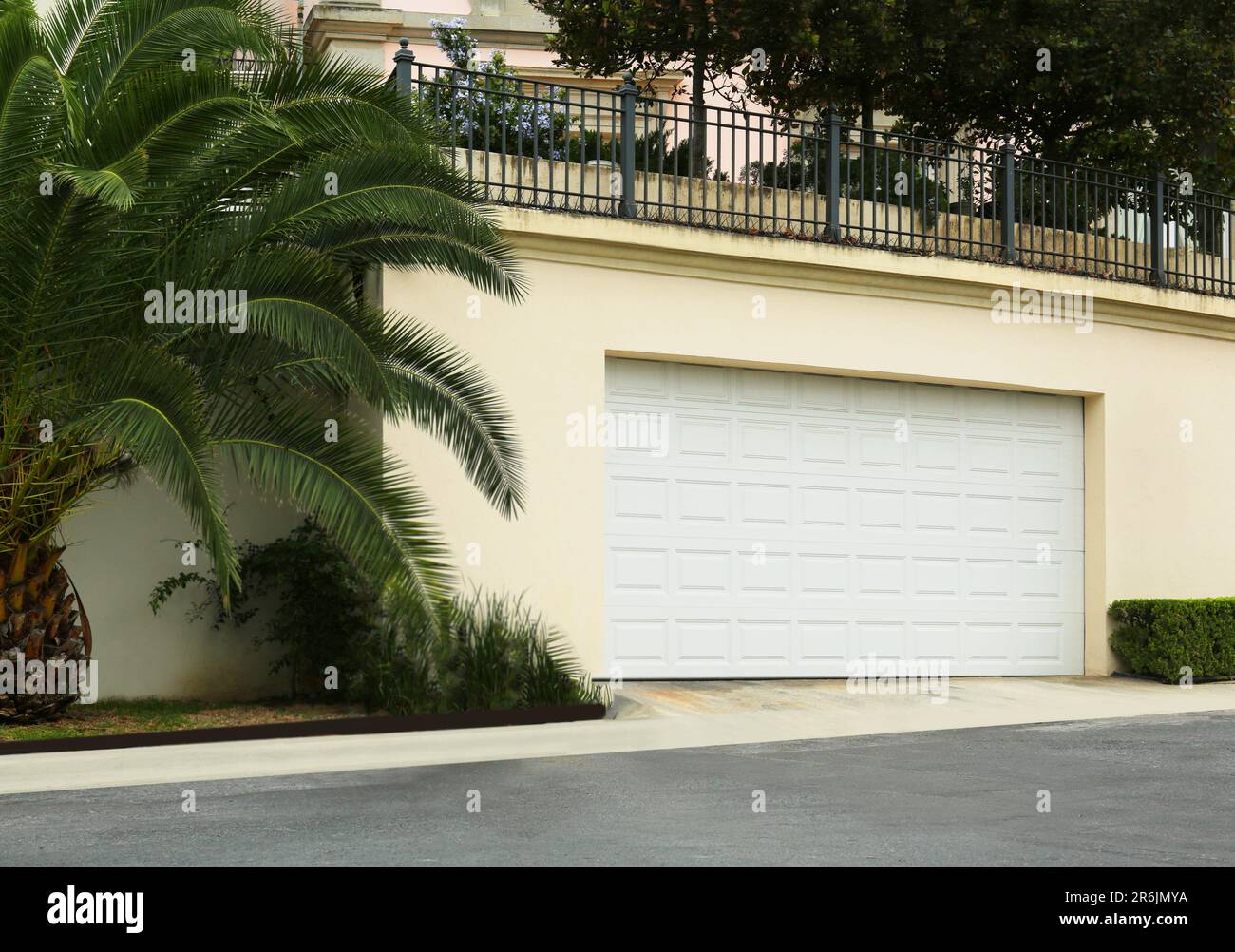 Bâtiment avec porte de garage sectionnelle blanche à l'extérieur Banque D'Images