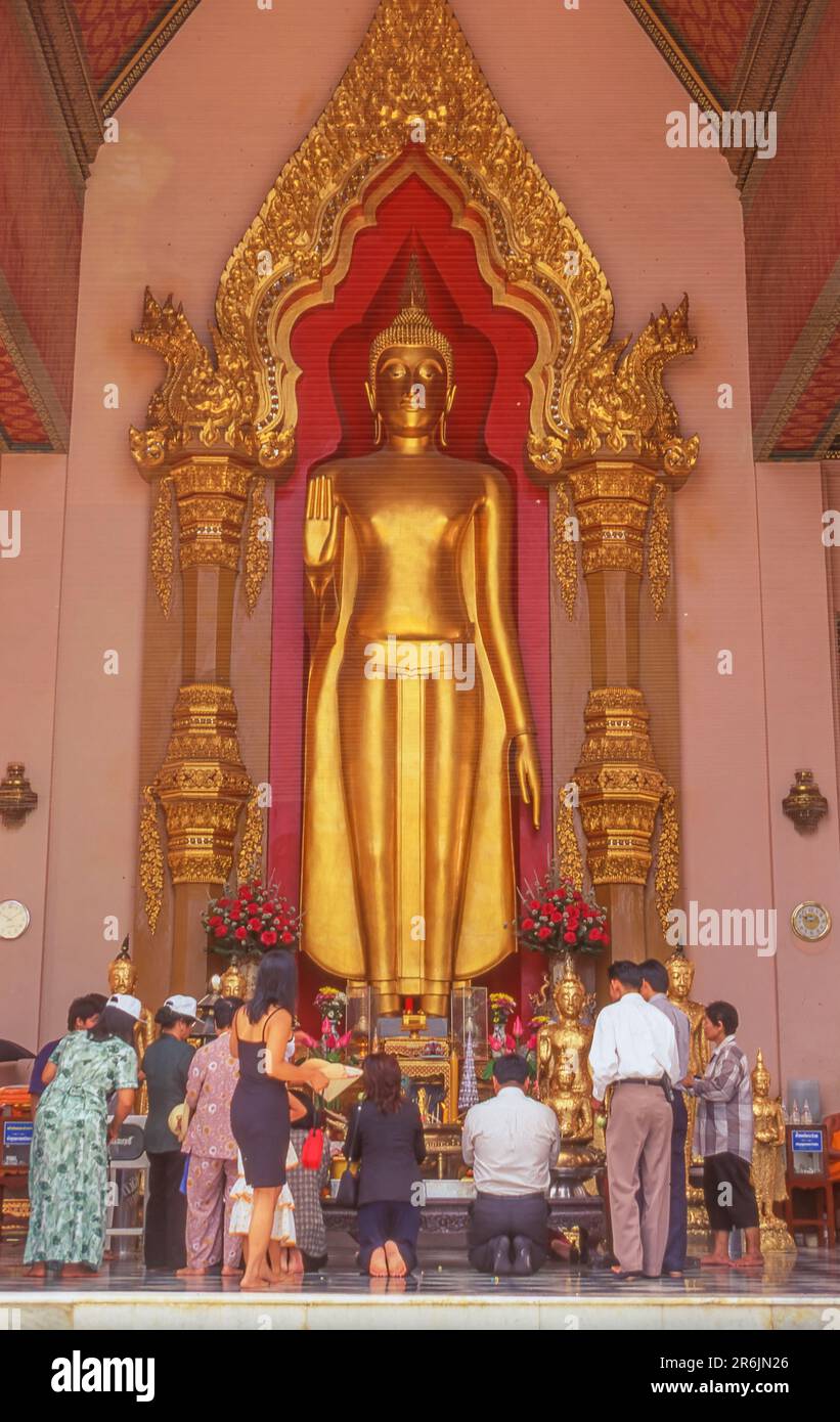 Les bouddhistes priant devant l'image de Bouddha debout à Phra Pathommachedi ou Phra Pathom Chedi dans la ville de Nakhon Pathom en Thaïlande. Banque D'Images