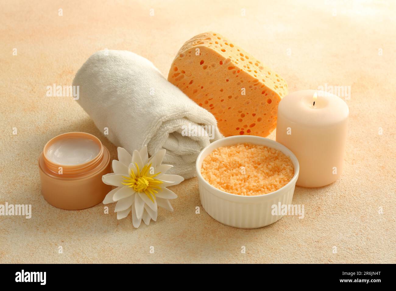 Composition avec bol de sel de mer orange sur table beige Photo Stock -  Alamy