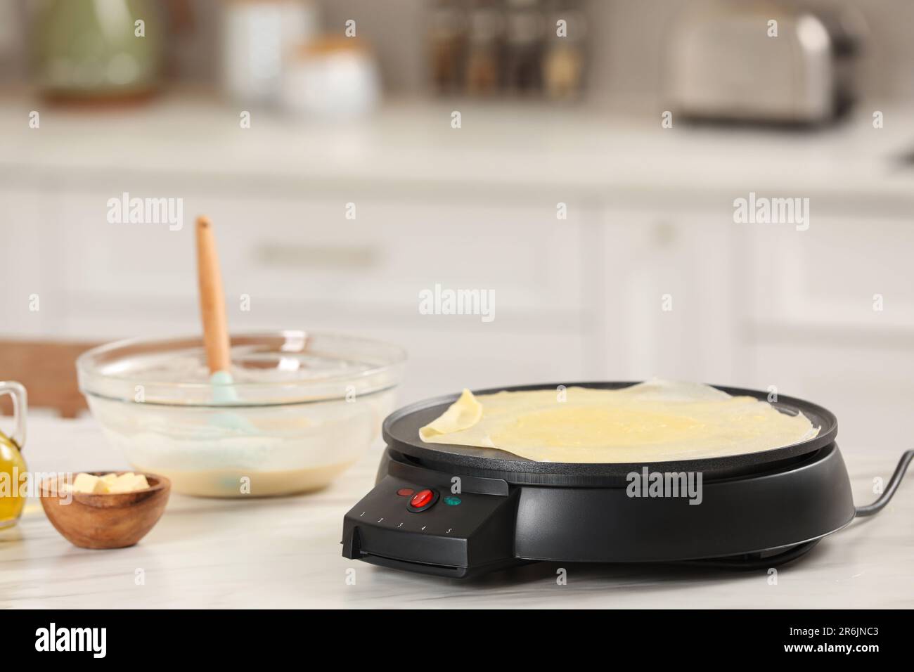 Cuisine délicieuse crêpe sur la machine à crêpes électrique dans la cuisine. Espace pour le texte Banque D'Images