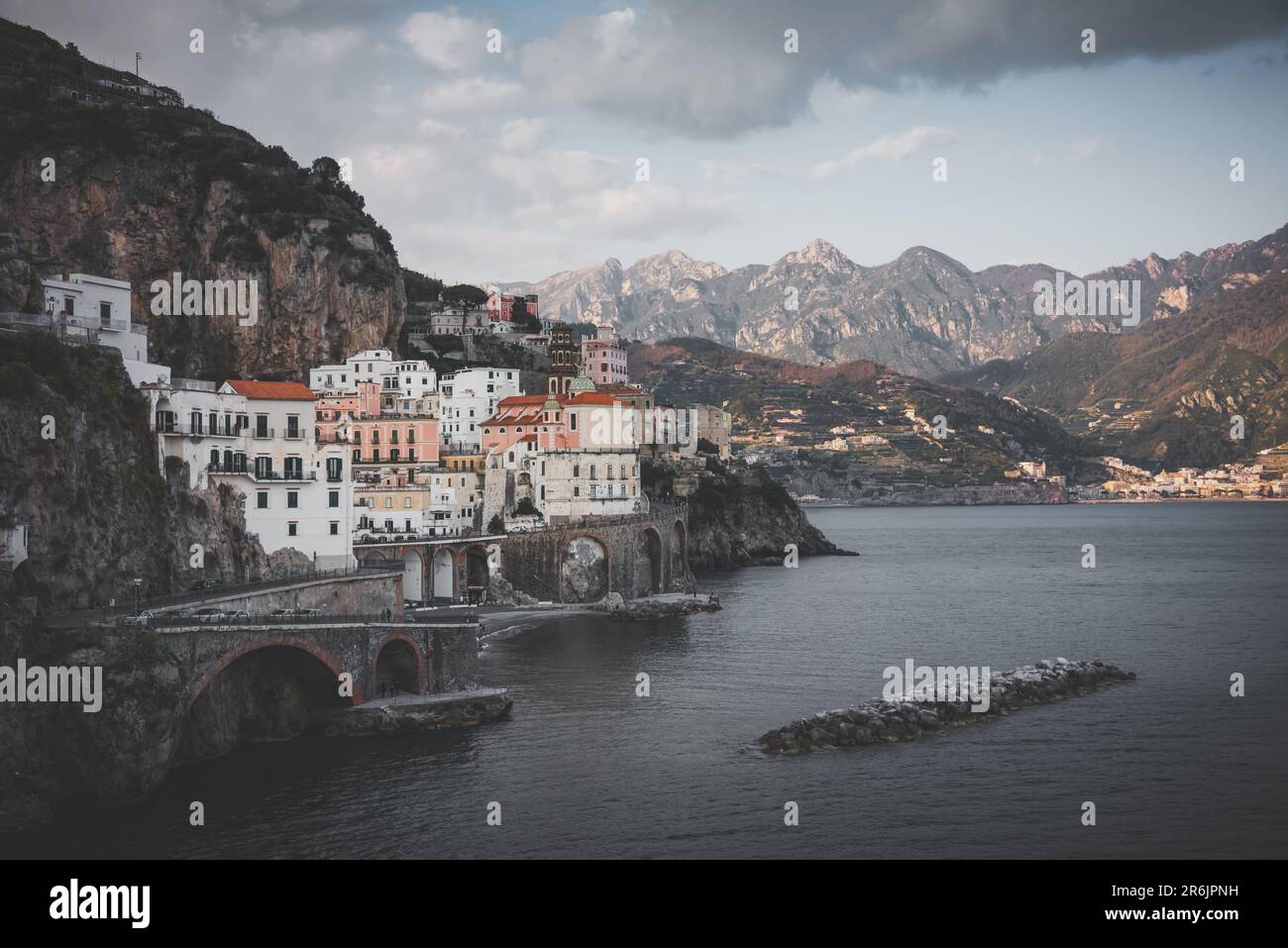 Côte amalfitaine en italie, petite ville d'Atrani sur la côte rocheuse Banque D'Images