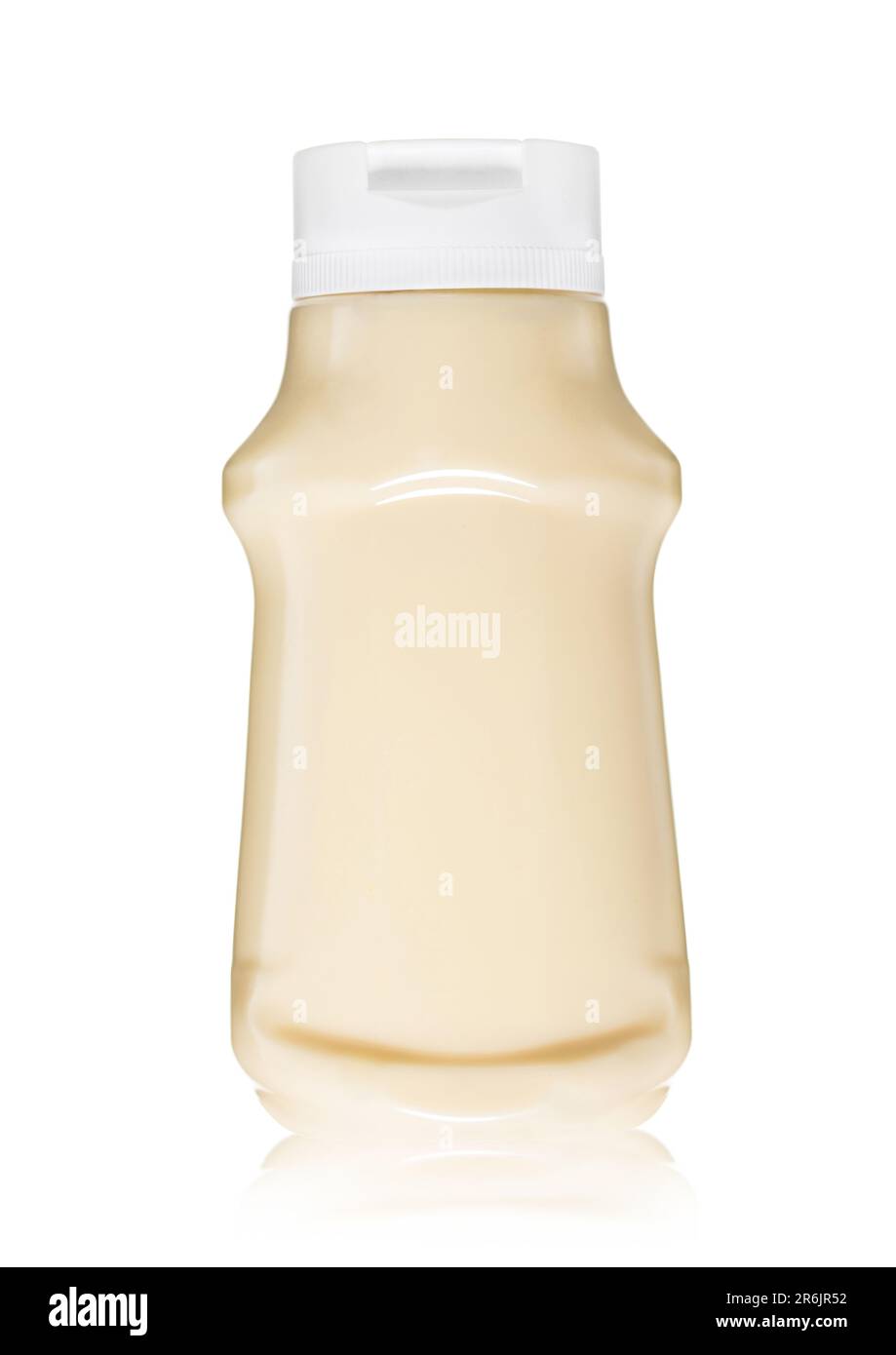 Mayonnaise classique biologique légère dans une bouteille en plastique sur fond blanc. Banque D'Images